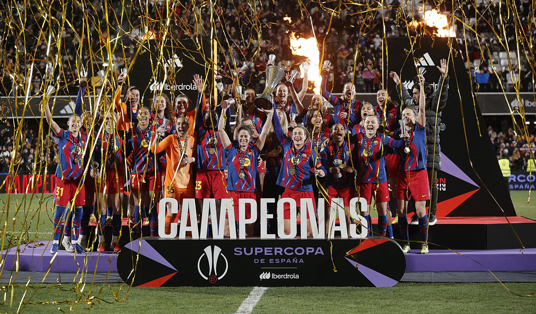 Las jugadoras del FC Barcelona celebran su victoria en la final de la Supercopa de España