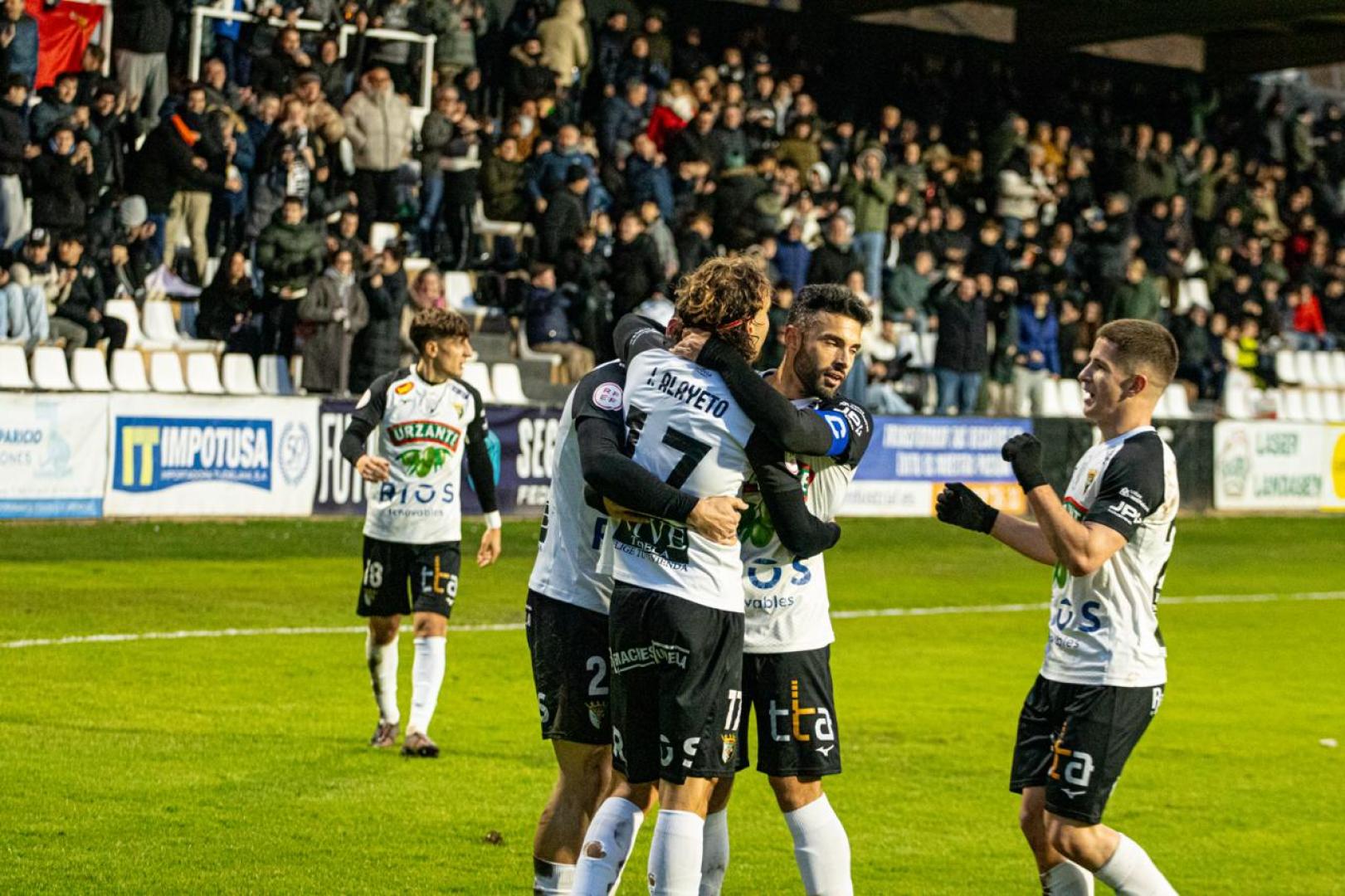 Los jugadores del Tudelano felicitan a Alayeto, autor de un doblete