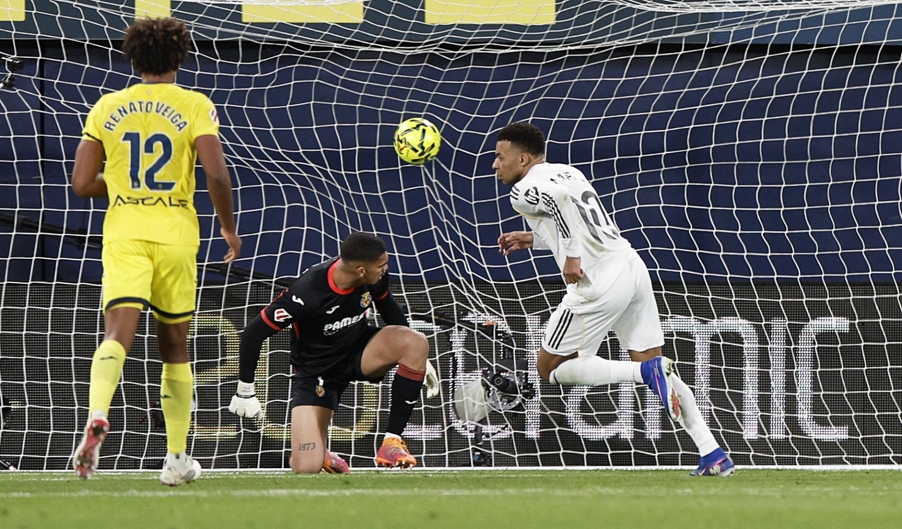 El delantero francés del Real Madrid Kylian Mbappé marca su segundo gol de penalti