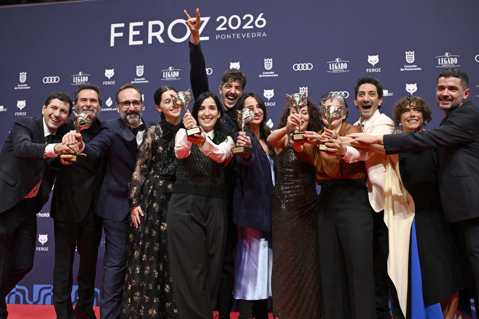 La realizadora Alauda Ruiz de Azua, acompañada por el equipo de la película 'Los Domingos', posa con los premios recibidos durante la gala de entrega de los Premios Feroz 2026
