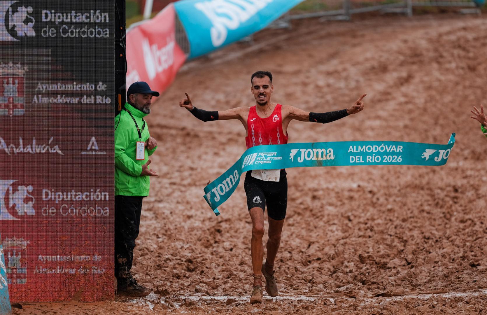 Nassim Hassaous entra victorioso en la meta del Campeonato de España Absoluto de Cross