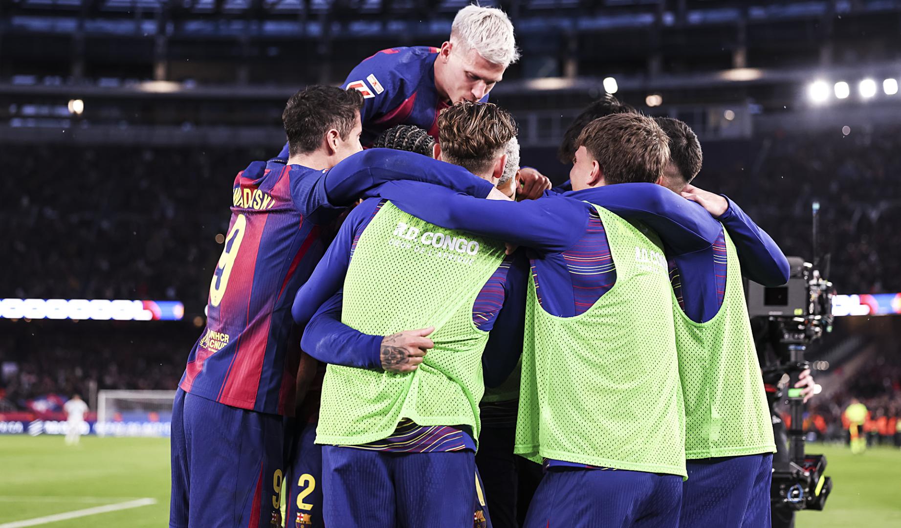 Los jugadores del Barça celebran el segundo tanto, obra de Raphinha