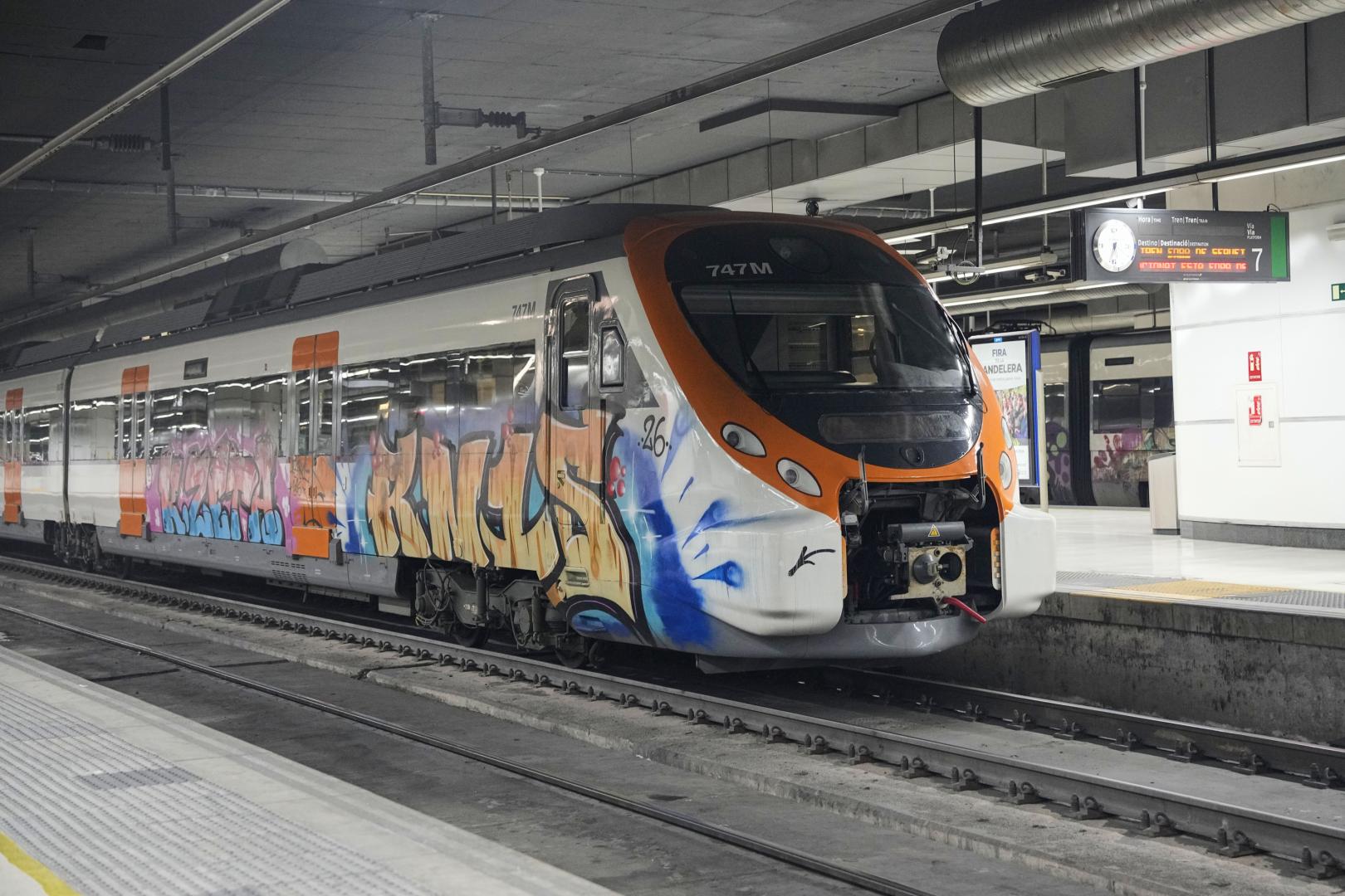 El gestor Adif y la compañía Renfe han suspendido el tráfico de los trenes de Rodalies y regionales a instancias del Gobierno de Cataluña, que les ha exigido que el servicio no se retome hasta que puedan garantizar la seguridad de los pasajeros y un "mínimo" de normalidad