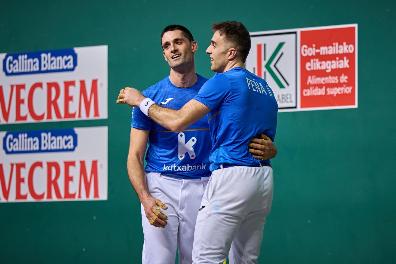 Jon Ander Peña saluda a Albisu después de la victoria en el Arena.