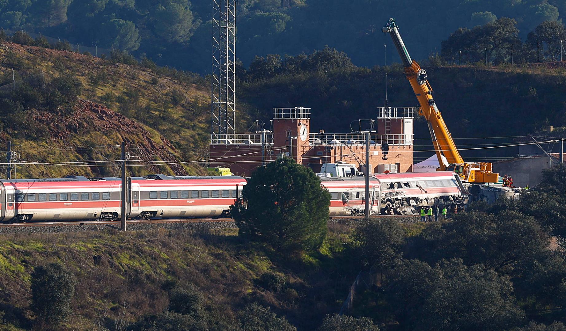 Varias grúas trabajan sobre el tren de Iryo accidentado, en el lugar de descarrilamiento de los trenes en el accidente ferroviario de Adamuz (Córdoba)