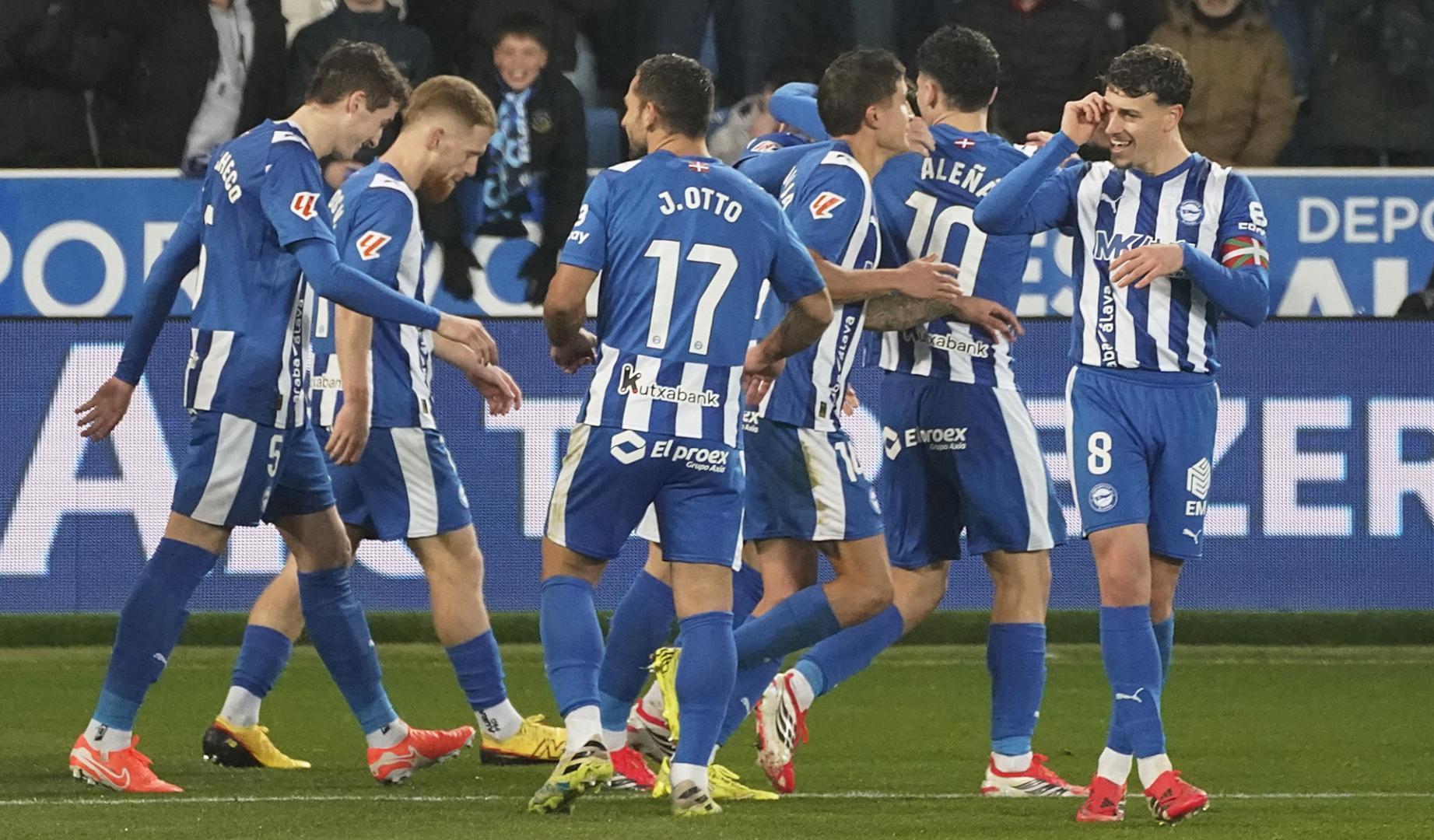 Los jugadores del Alavés celebran el gol de Toni Martínez, segundo del equipo vasco, durante el partido contra el Real Betis en Mendizorroza