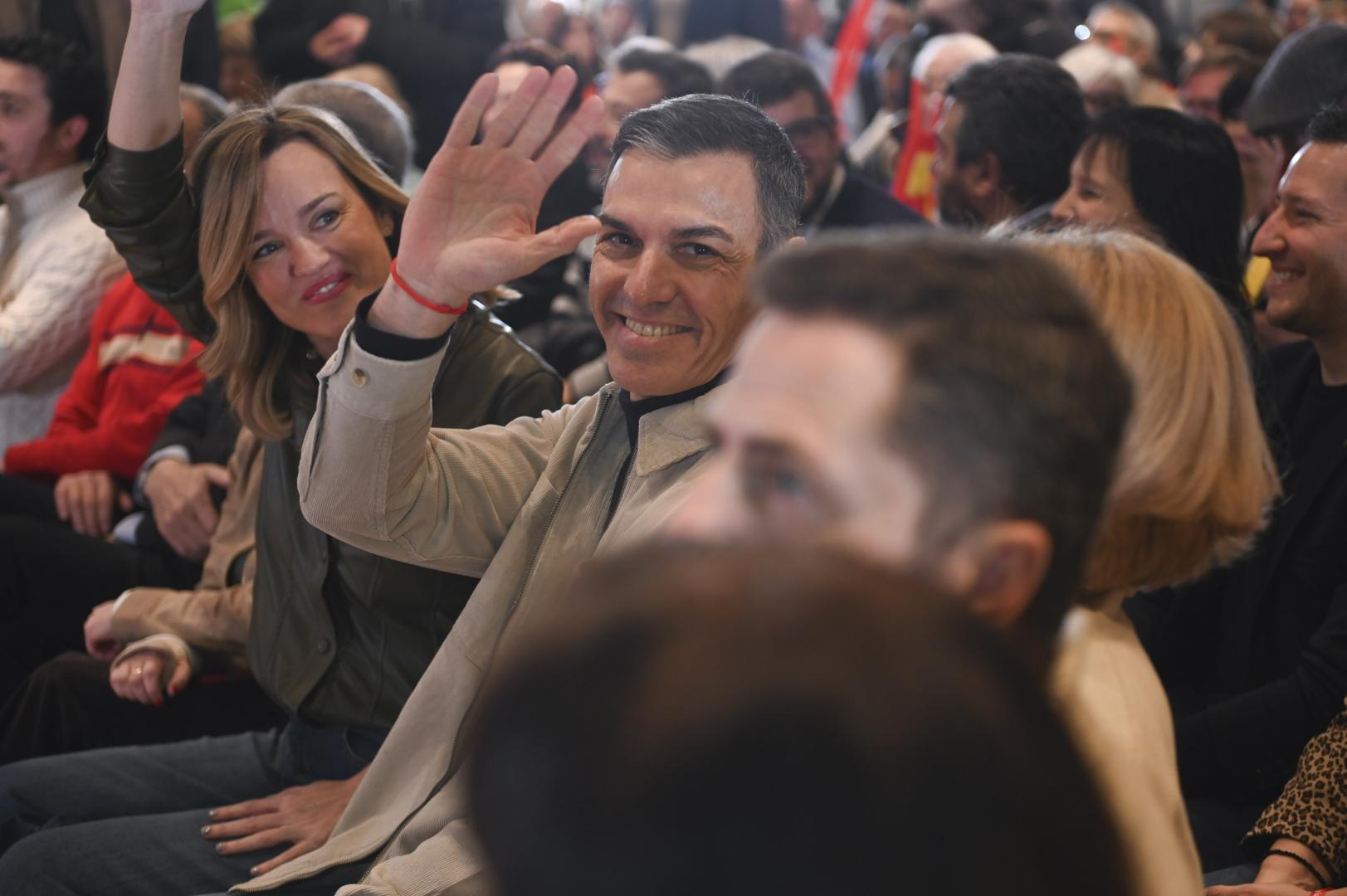 El presidente del Gobierno, Pedro Sánchez, y la secretaria general del PSOE de Aragón y candidata a las elecciones autonómicas, Pilar Alegría, el domingo, en un mitin en Huesca