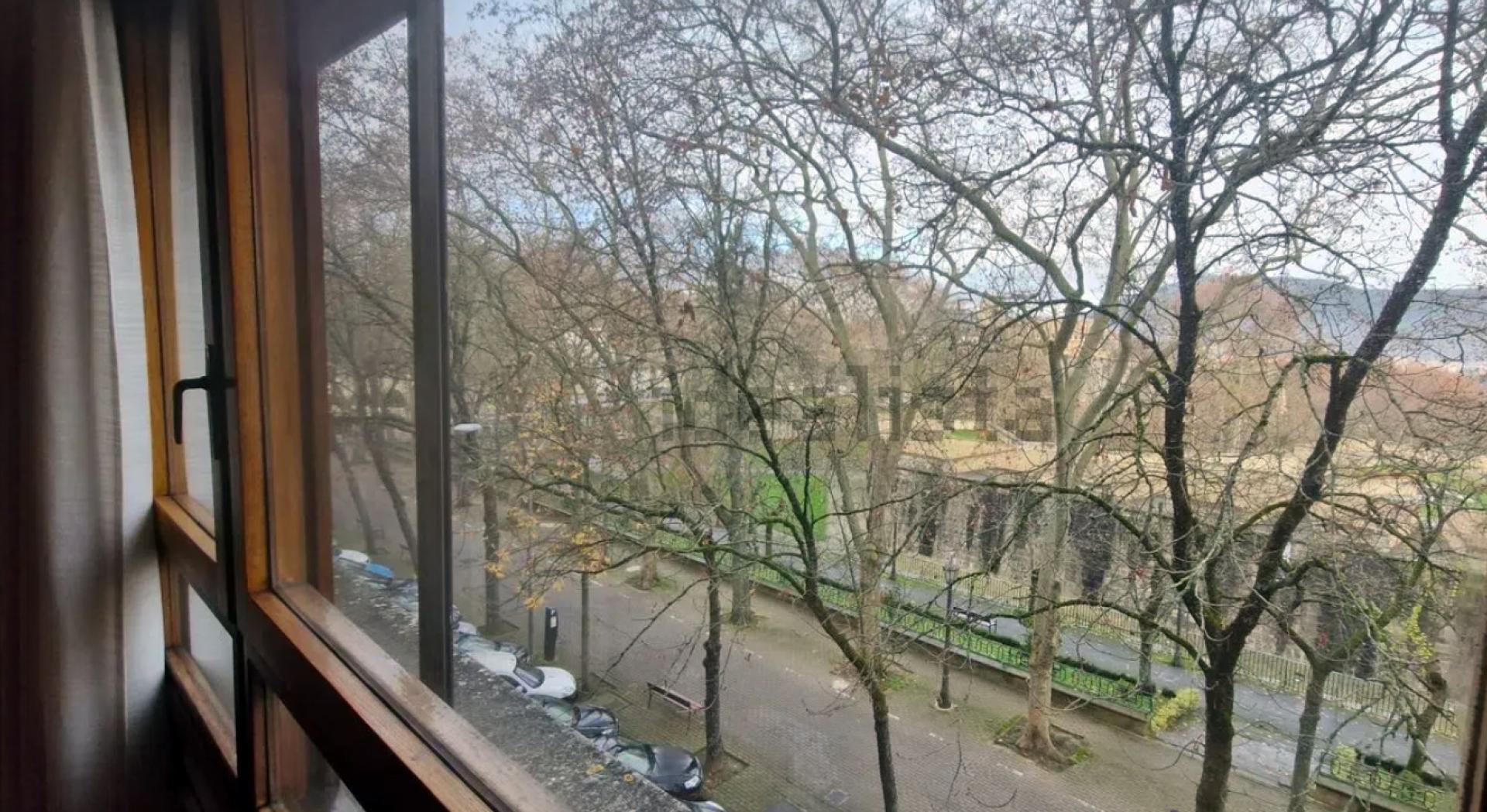Vista al parque de la Media Luna y la plaza de toros desde la vivienda disponible en el número 1 de la calle Arrieta