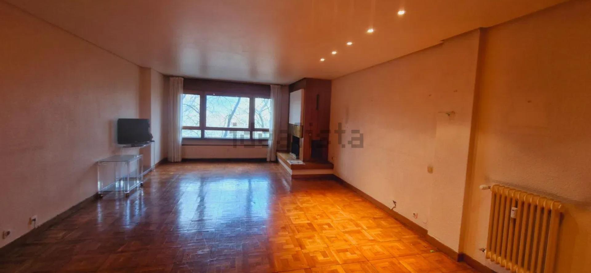 Gran salón con chimenea en el piso disponible en el primer portal de la calle Arrieta