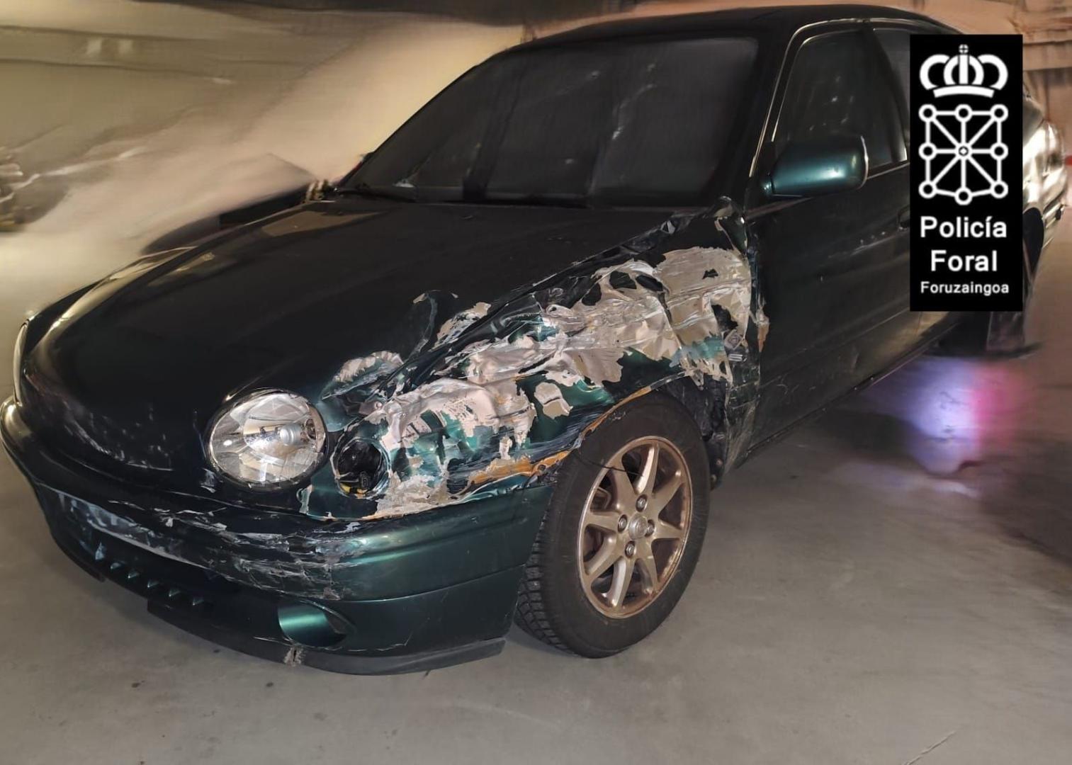Coche del detenido, con los daños tras golpear al vehículo policial