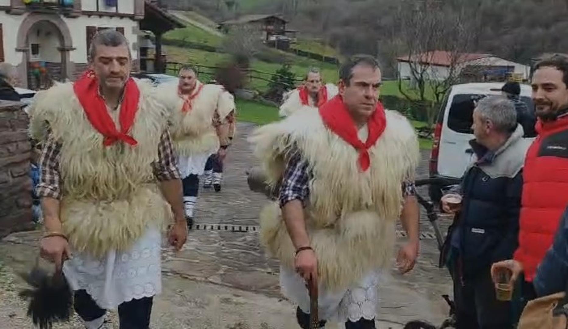 Vídeo de la salida de un primer grupo de joaldunak en el barrio de Aurtitz, de Ituren