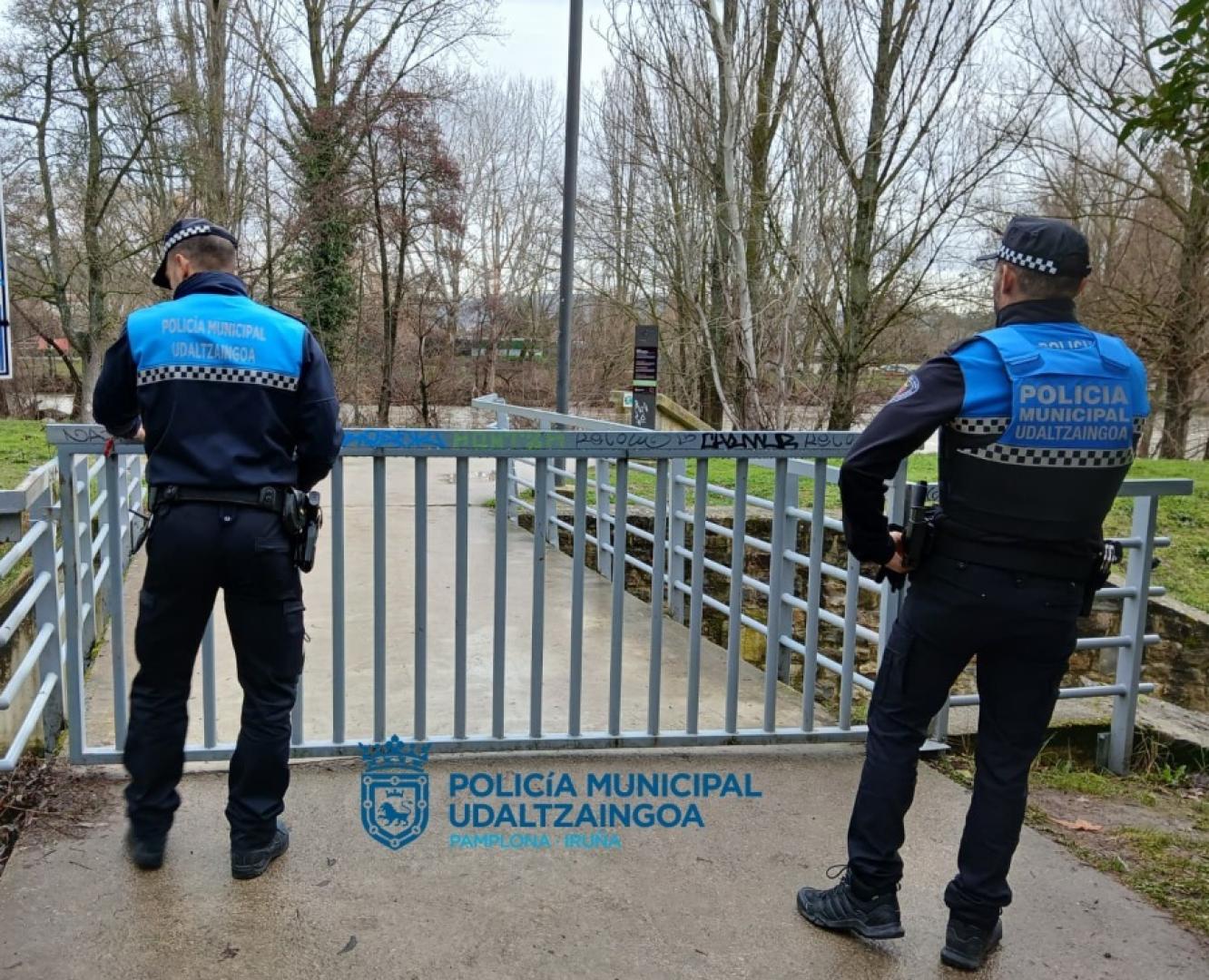 Cerradas las pasarelas del Club Natación sobre el río Arga.