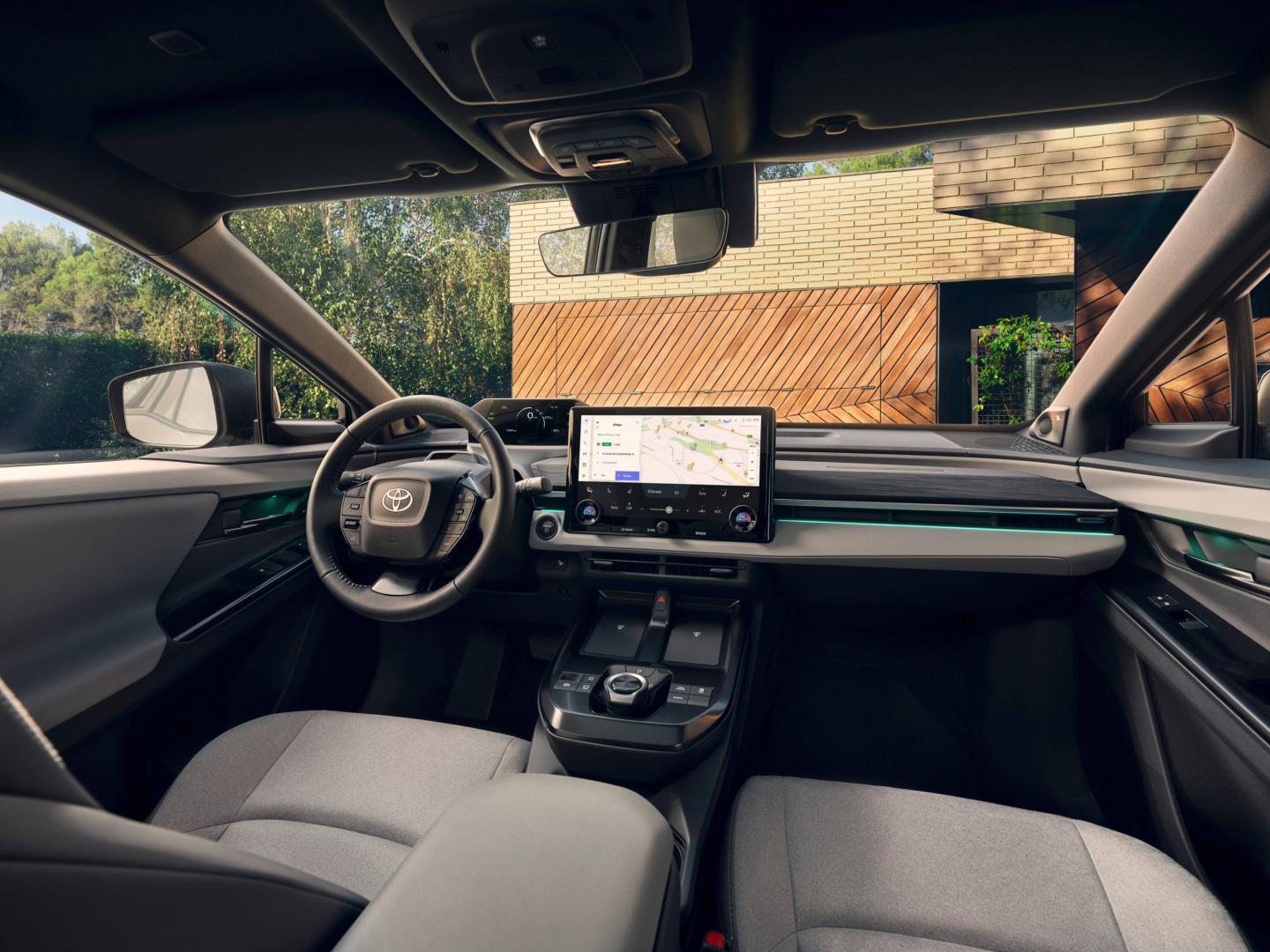 La cabina del Toyota C-HR+ Electric incluye una pantalla multimedia de 14 pulgadas
