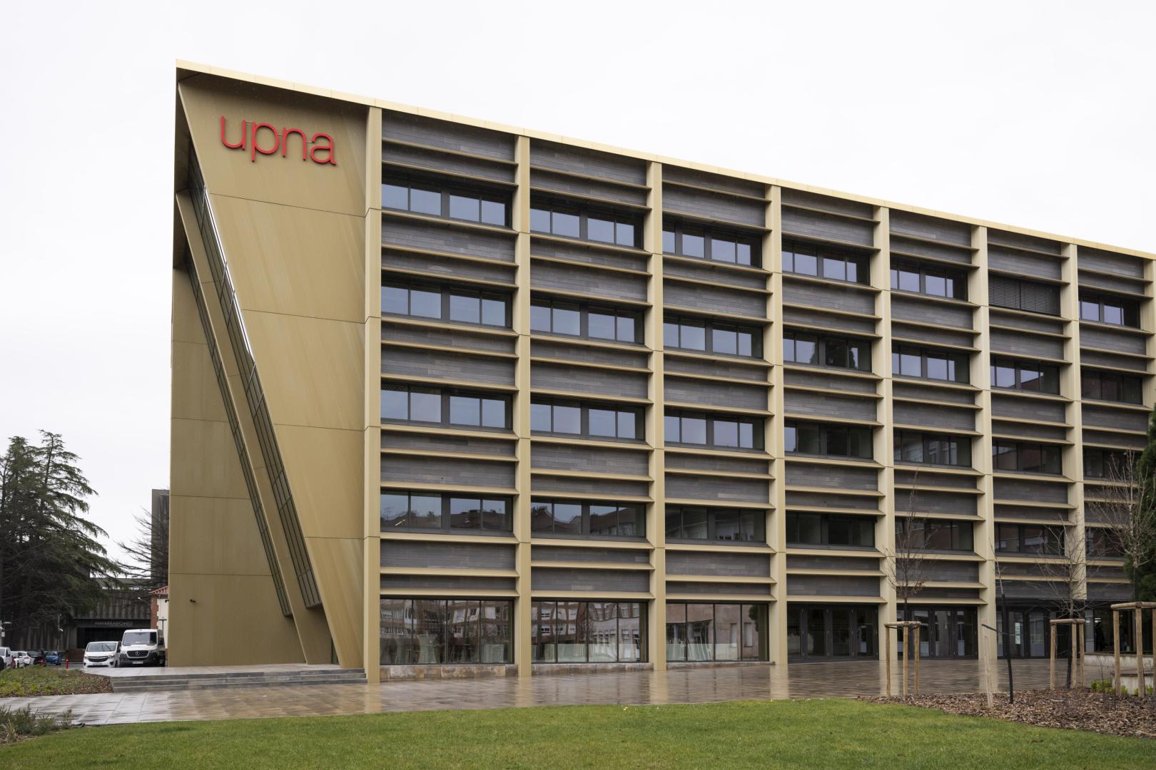 El nuevo edificio de la Facultad de Ciencias de la Salud de la UPNA, en el entorno hospitalario.