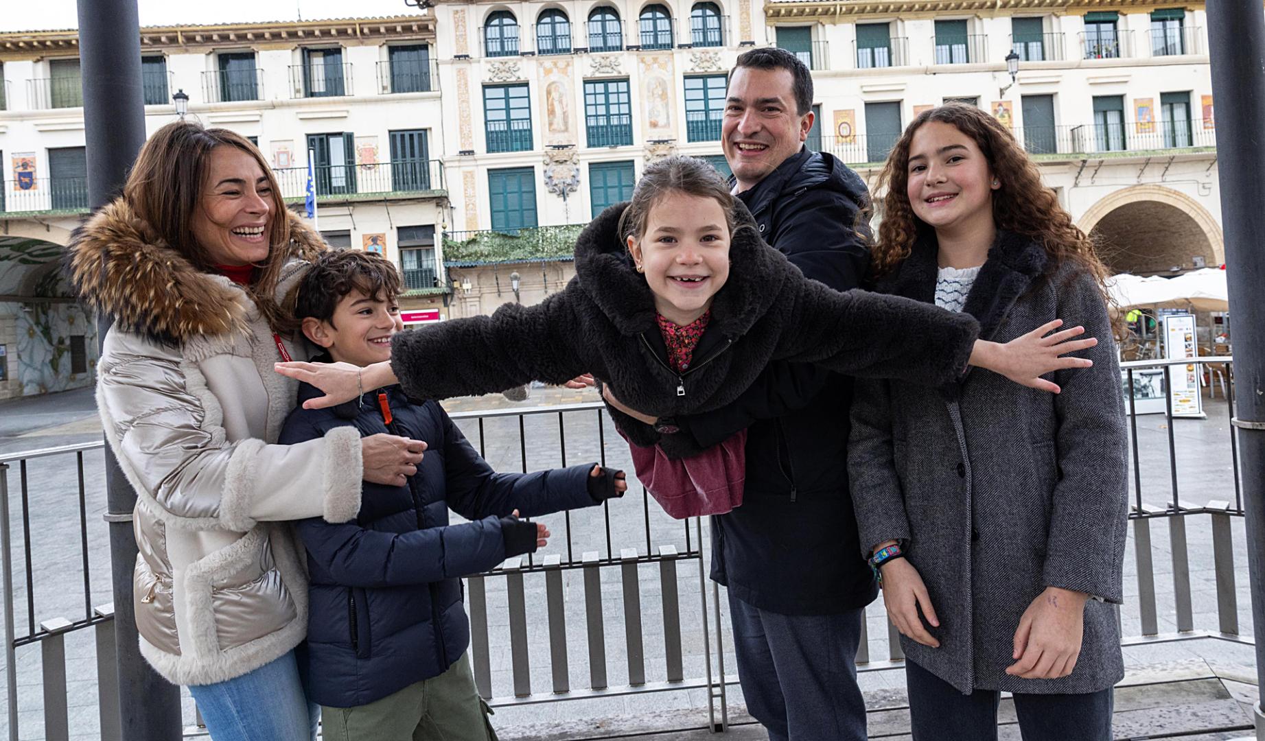 Emma Madorrán Ojuel imita el vuelo que realizará el Domingo de Resurrección ante la mirada de sus padres Begoña y Pedro, y de sus hermanos Carlota y Matías