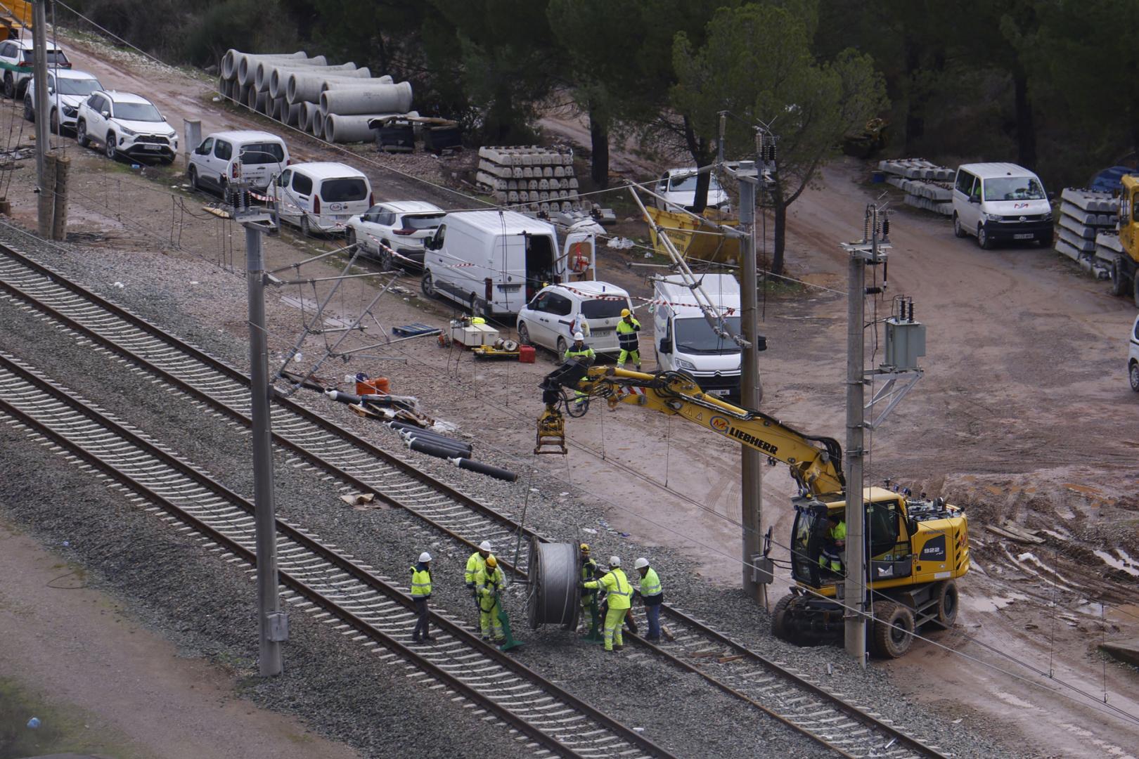 Vista este lunes de las vías despejadas tras la retirada de los vagones siniestrados en Adamuz (Córdoba)