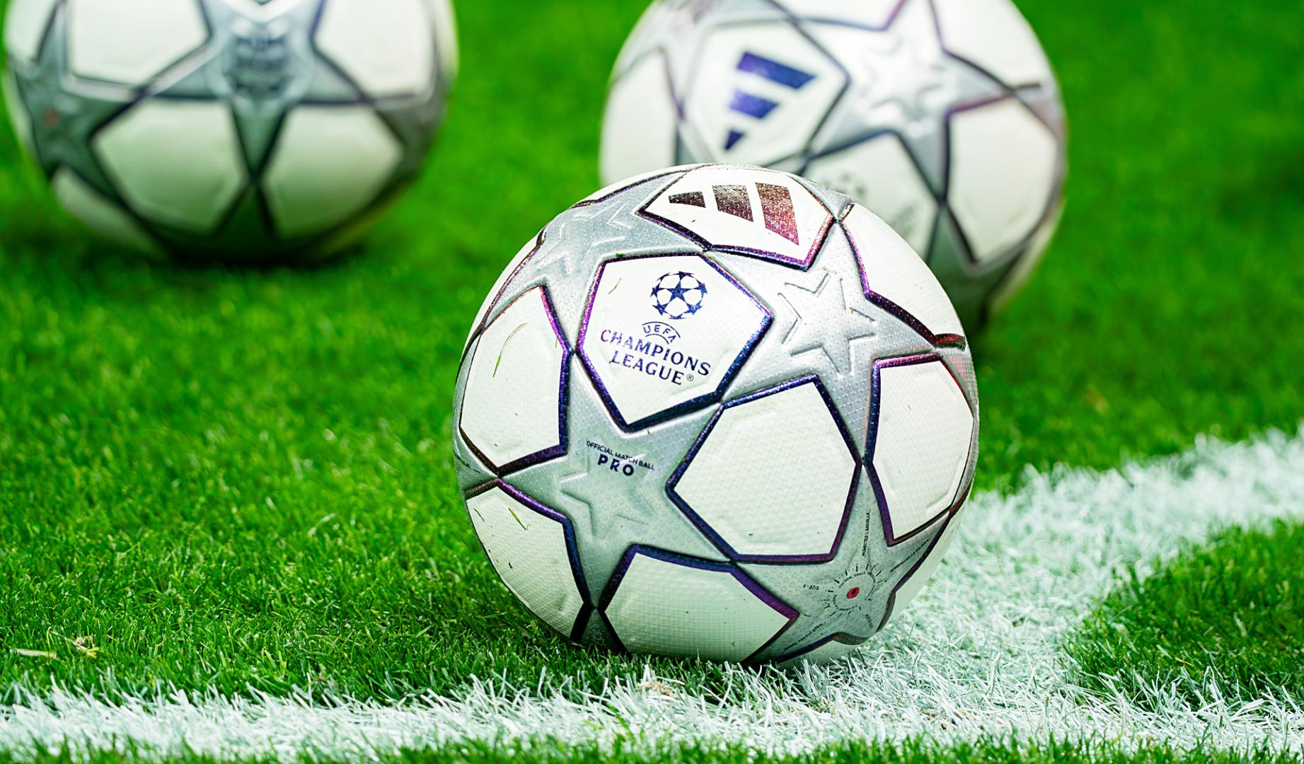 Imagen de los balones oficiales de la Champions League antes de un encuentro