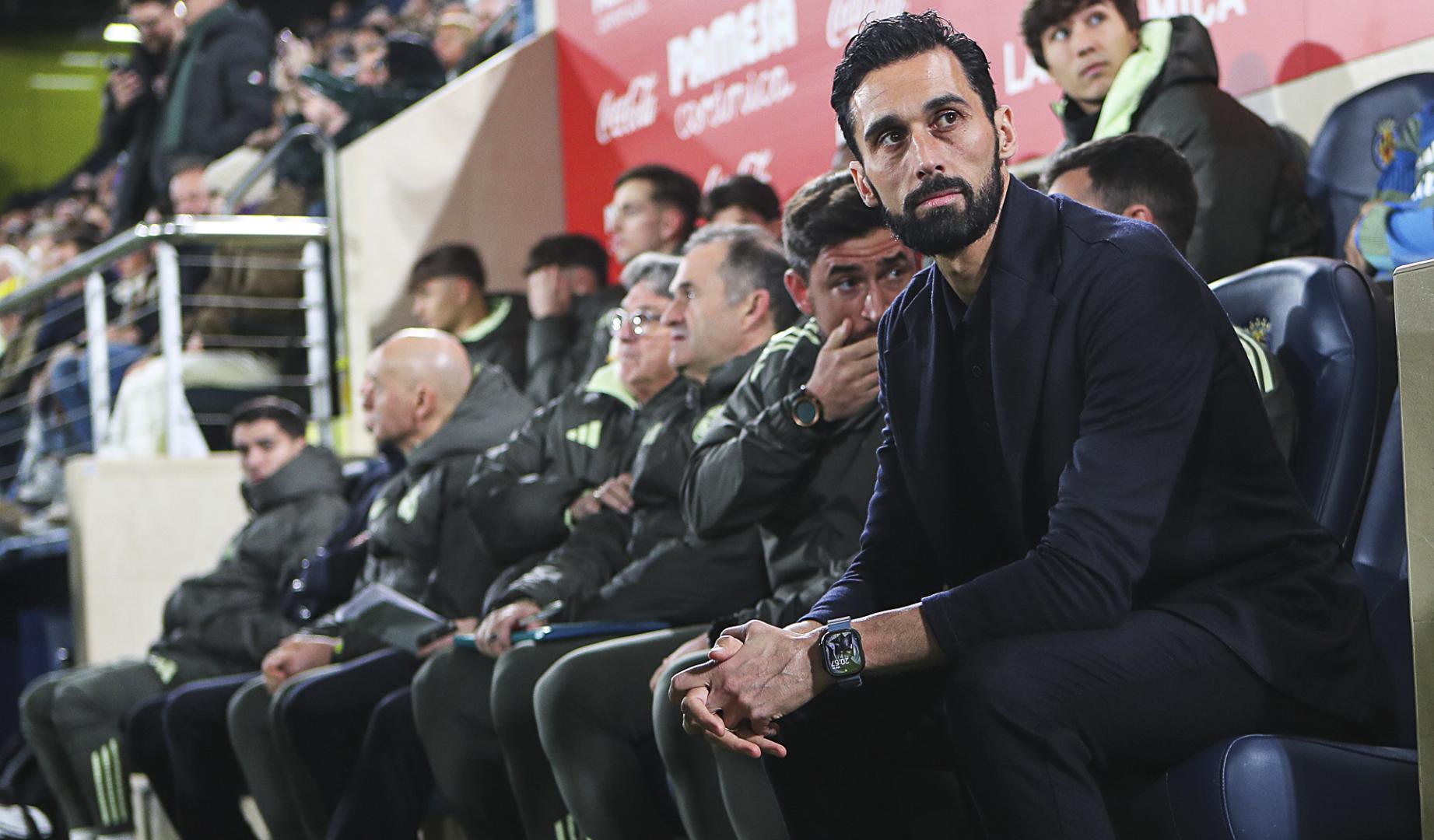 Alvaro Arbeloa en el banquillo de La Cerámica antes del inicio del Villarreal-Real Madrid