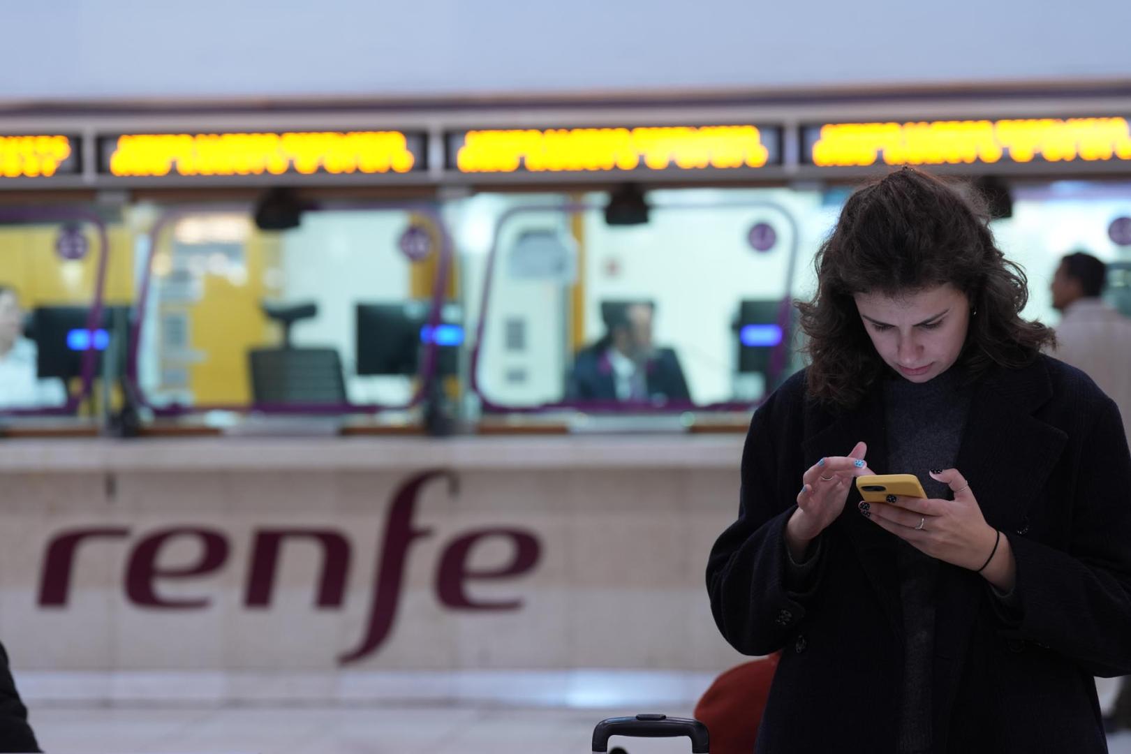 Una persona esperaba este lunes en la estación de Sants. en Barcelona. Renfe informaba a primera hora de que se suspendía el servicio de Rodalies