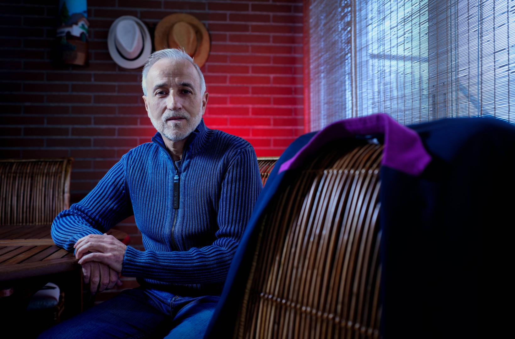 Ángel Ruiz Solís, en un momento de la entrevista, junto a la chaqueta de su uniforme de maquinista de Renfe