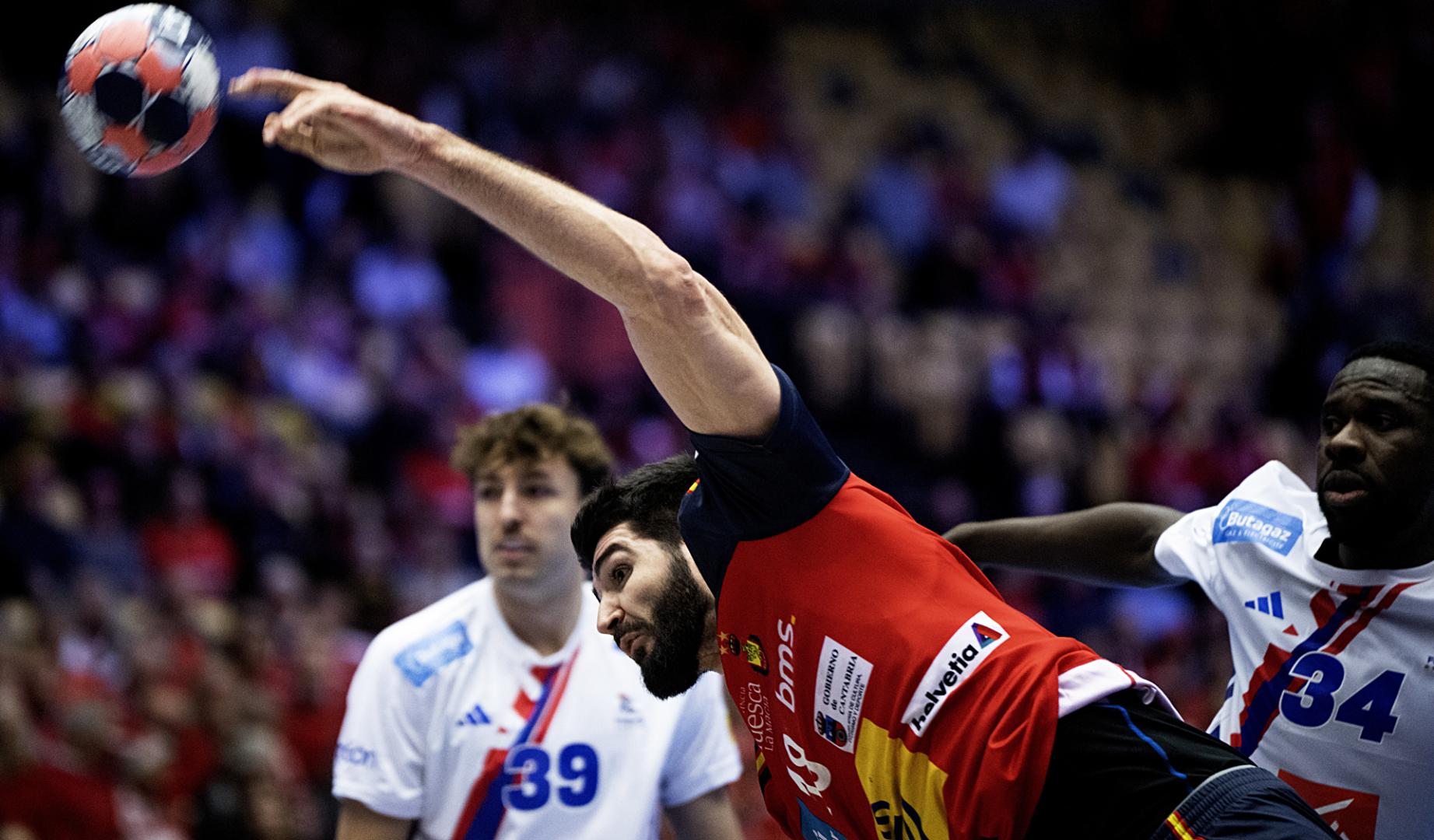 Imanol Garciandia lanza a portería entre los franceses Thibaud Briet y Karl Konan
