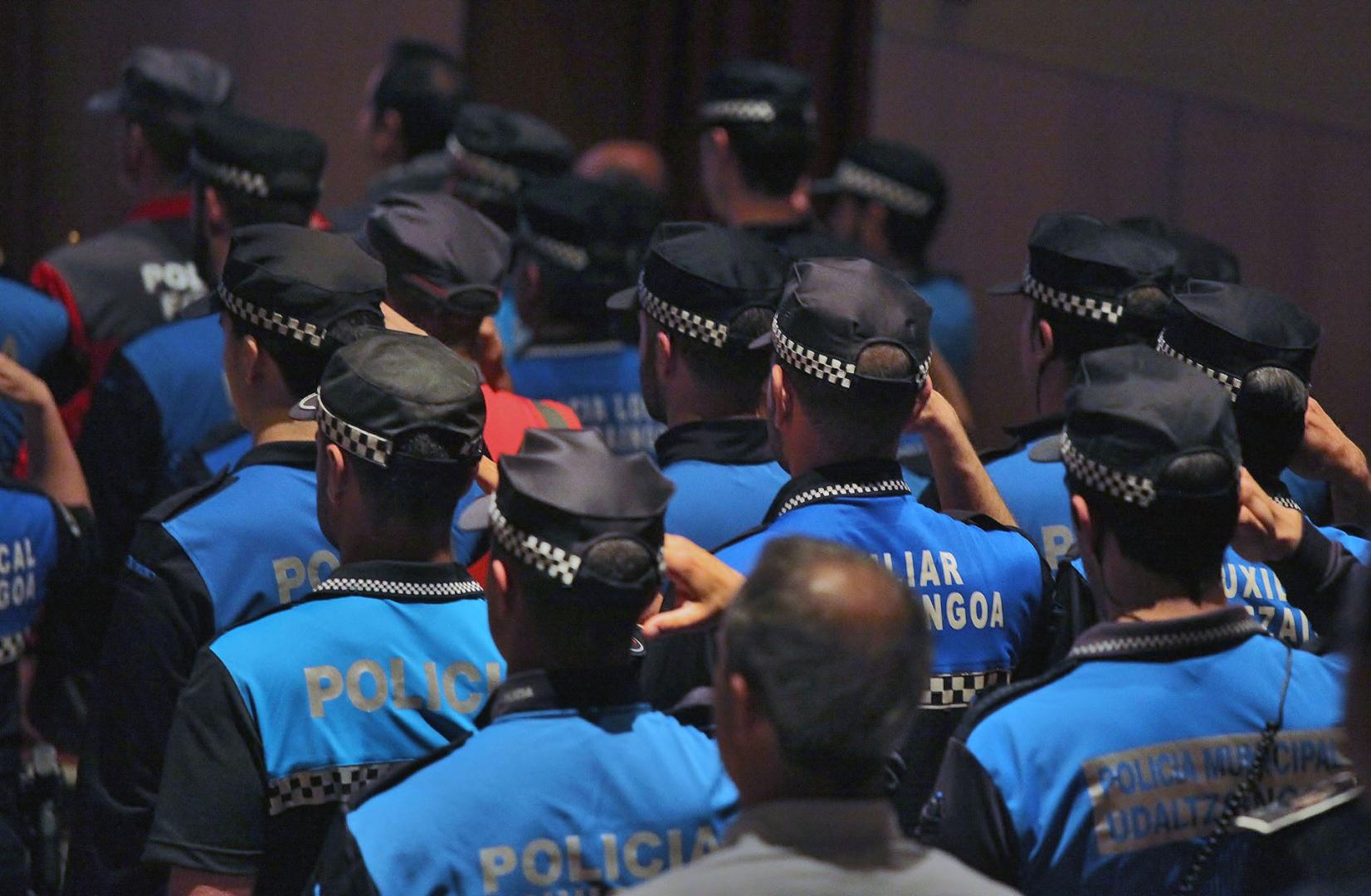 Agentes asistentes a una de las fiestas de las policías de la comarca en 2015 realizan el saludo