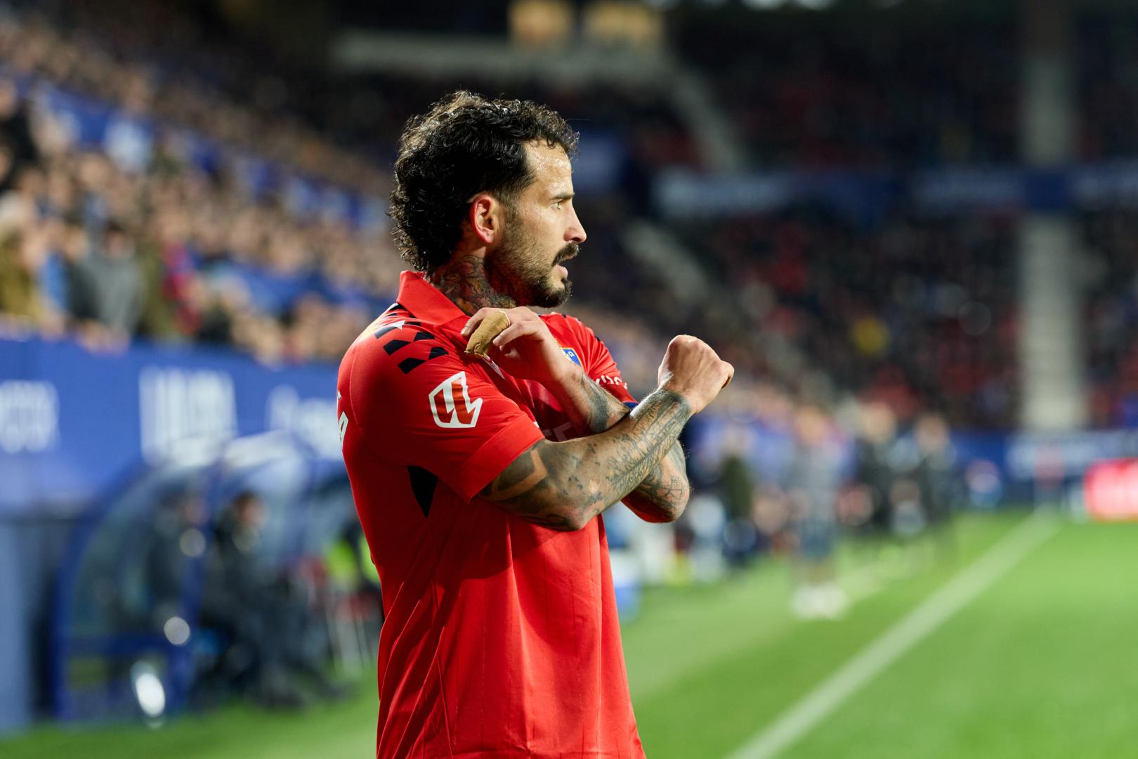 Rubén García marca jugada antes de ejecutar un saque de esquina en un partido en el estadio de El Sadar.