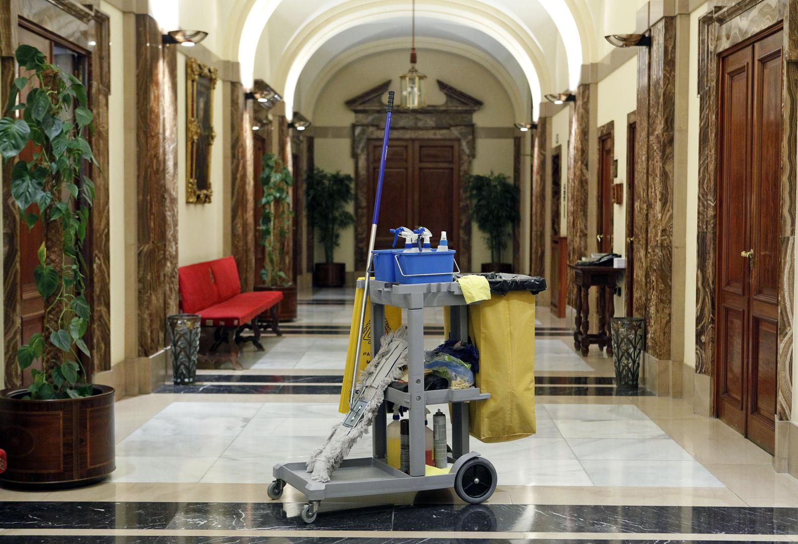 n carrito de limpieza, en uno de los pasillos del Ayuntamiento de Pamplona, en una imagen de archivo