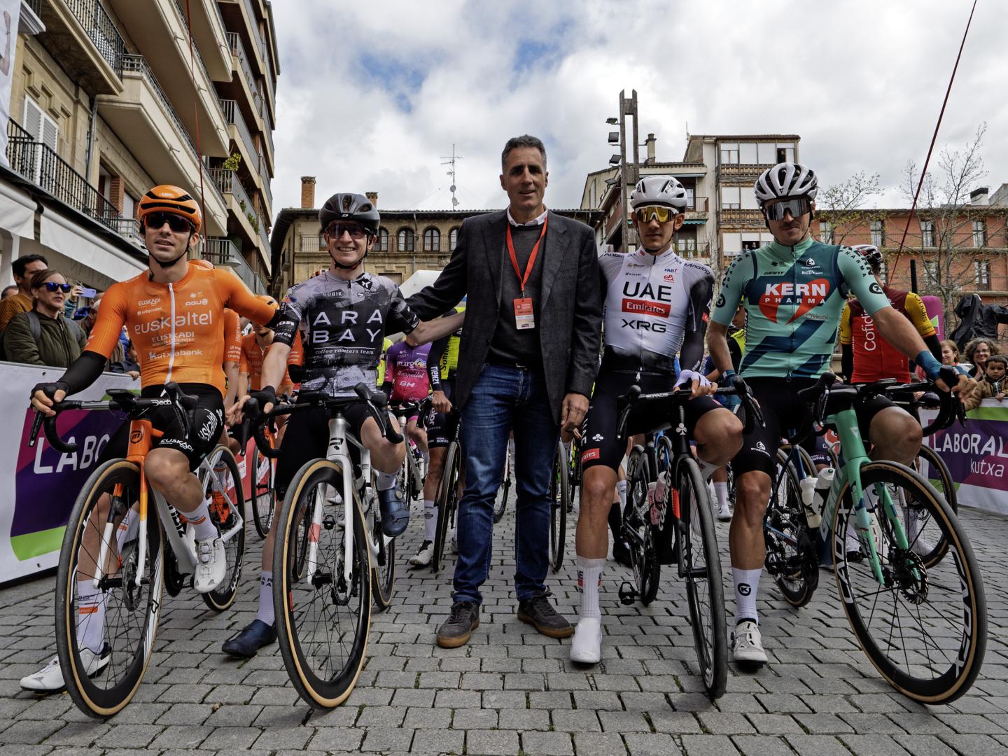 Los navarros en la salida del Gran Premio Miguel Induráin 2025 con el pentacampeón.