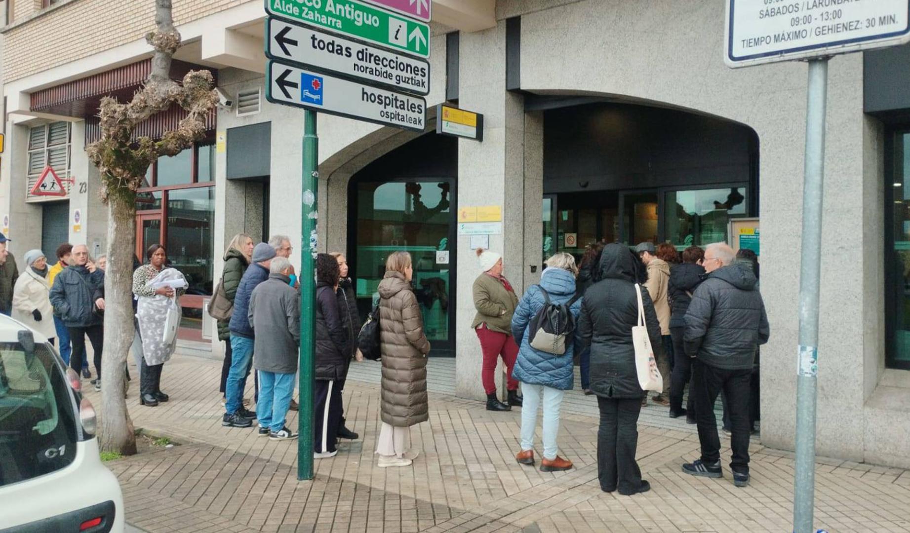 Colas, este lunes, para ser atendidos en las oficinas de la Seguridad Social en Pamplona