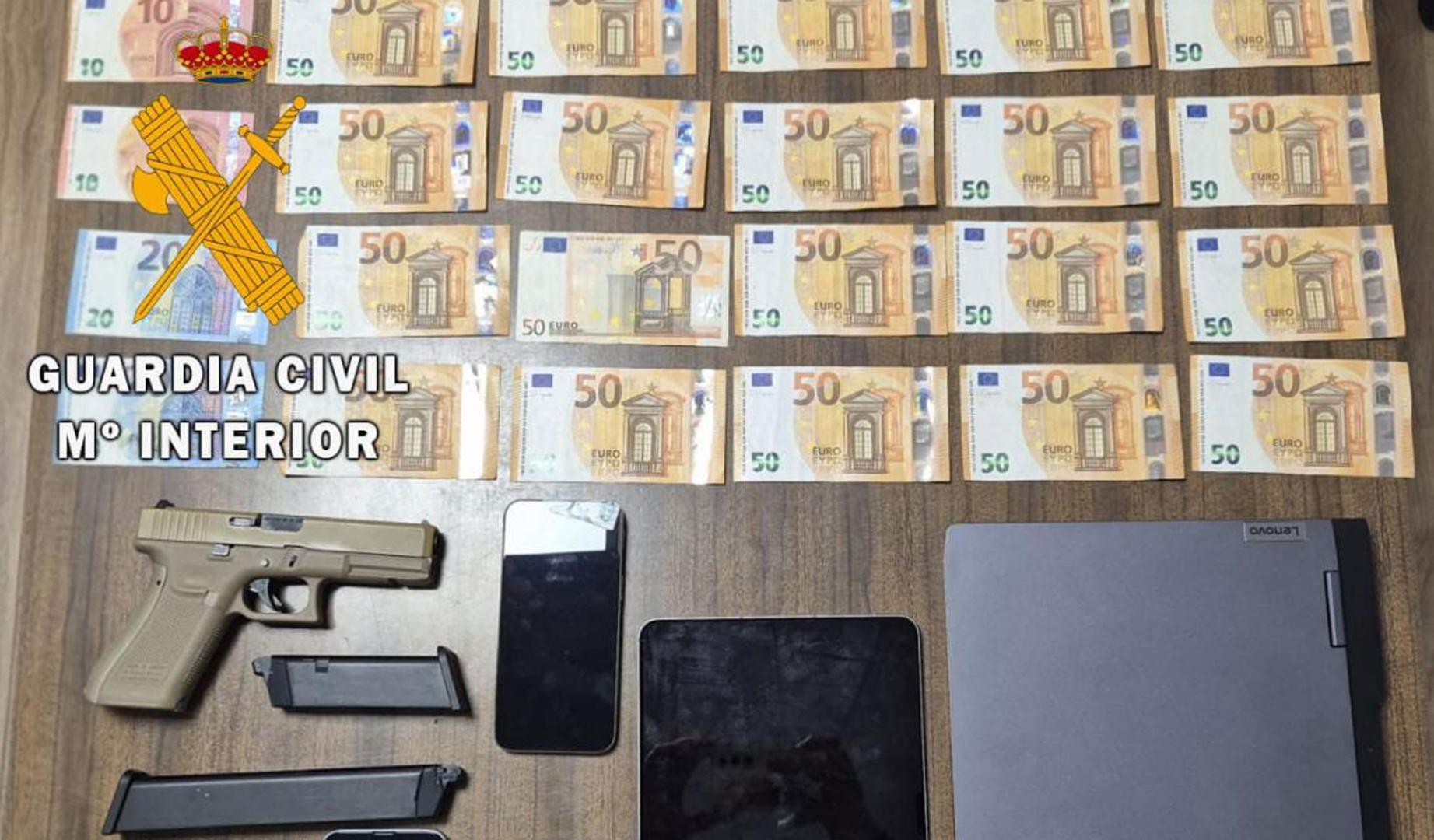 Durante la actuación se intervinieron,1.159 euros bloqueados en cuenta, dinero en efectivo, documentación bancaria, tarjetas SIM, un DNI español y un NIE portugués falsificados, así como una pistola detonadora