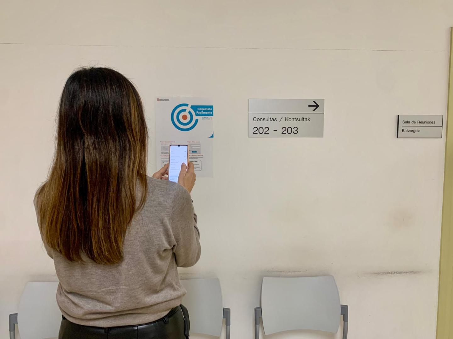Una usuaria del centro de salud consulta la activación del wifi.