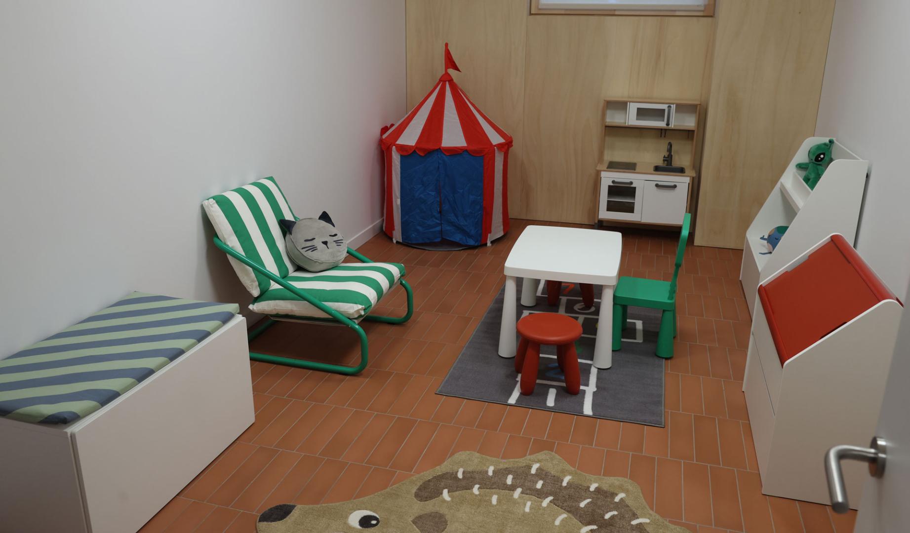 El local, una bajera cedida por la Tesorería General de la Seguridad Social, se ha habilitado en modo "casita", con materiales cálidos, estancias acogedoras e incluso una cocina, con idea de amabilizar ese proceso a los menores