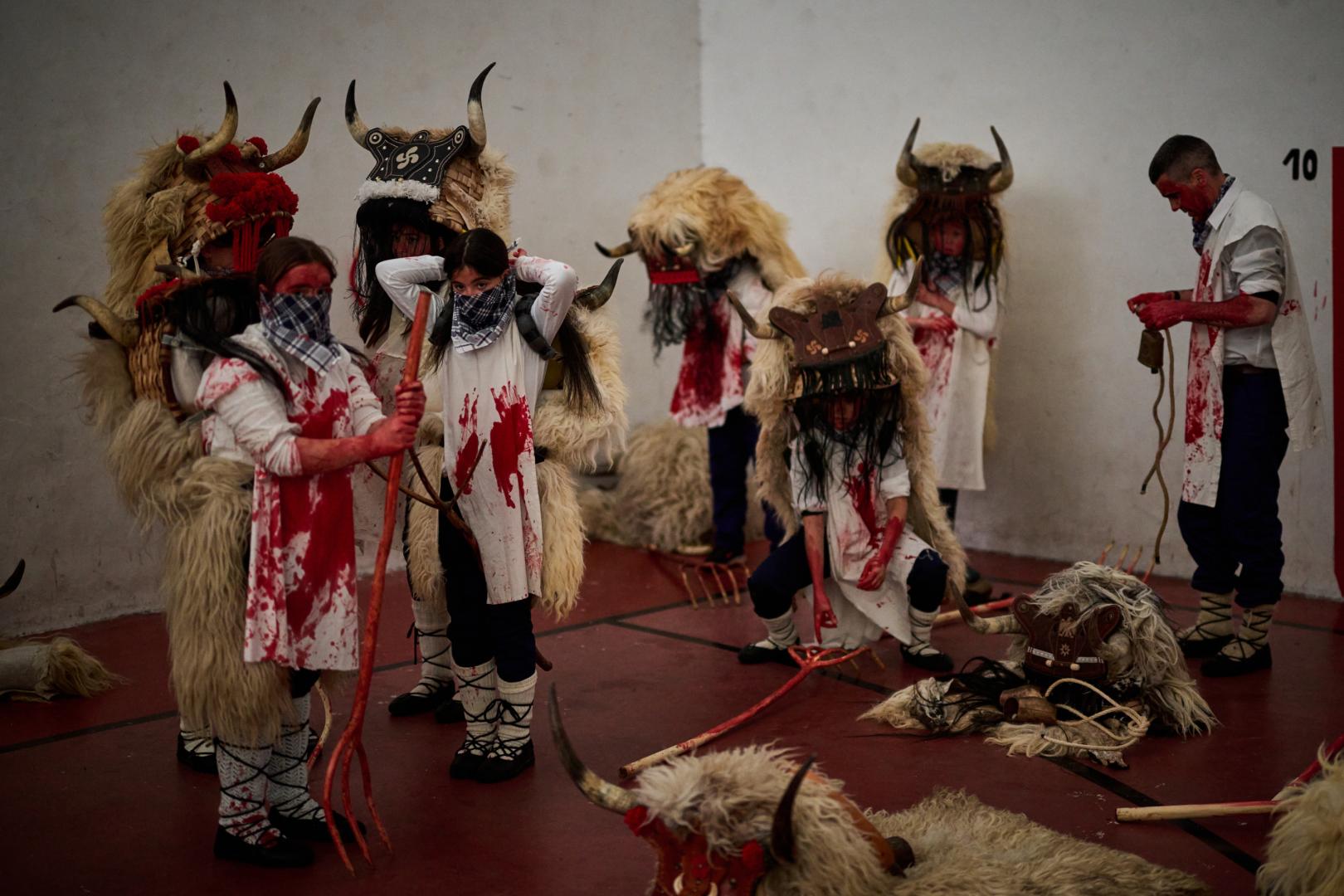 Un grupo de jóvenes ultiman sus preparativos para unirse al Carnaval vestidos de Momotxorros.