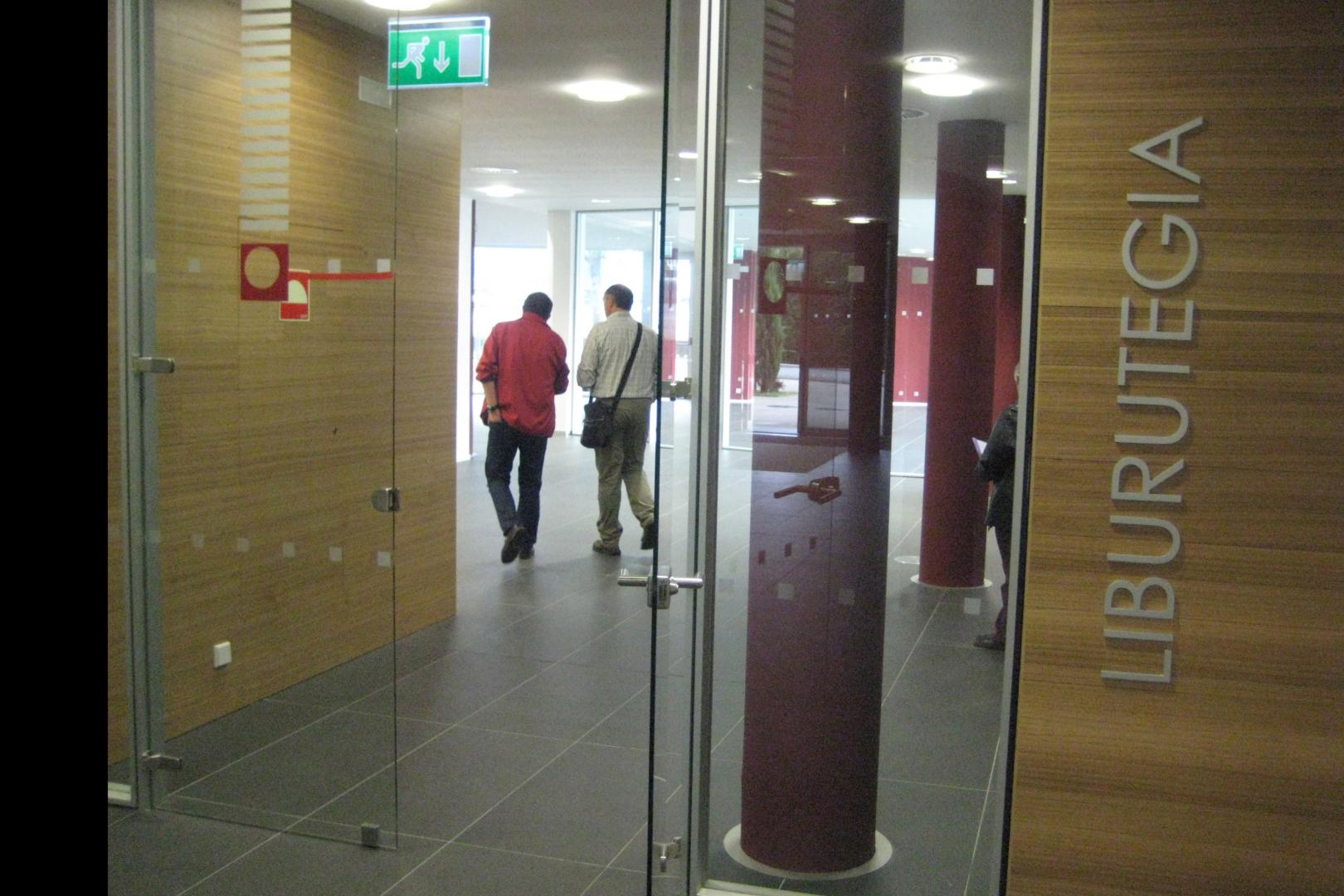 Acceso a la Biblioteca de Lesaka, en la Casa de Cultura Harriondoa.