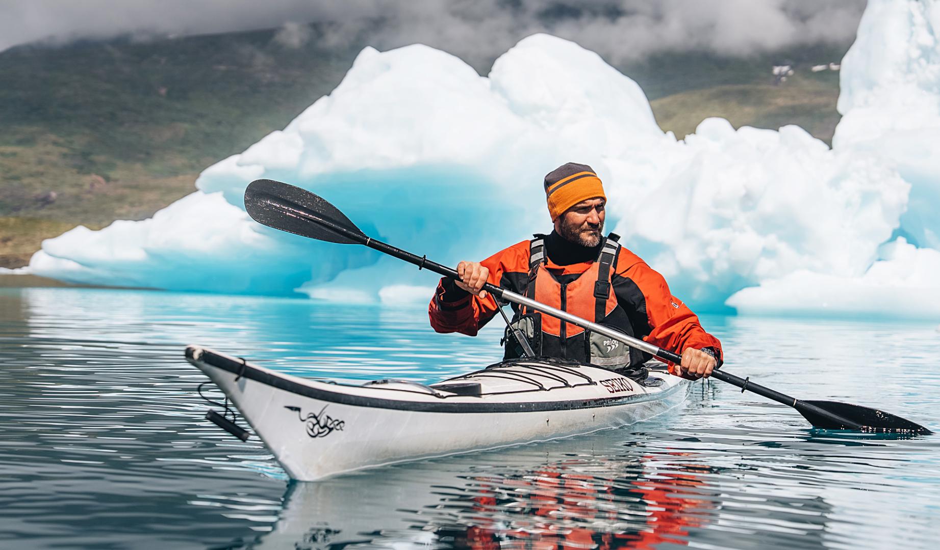 El piragüista español Saul Craviotto, durante su viaje a la isla de Groenlandia para conocer los orígenes del kayak