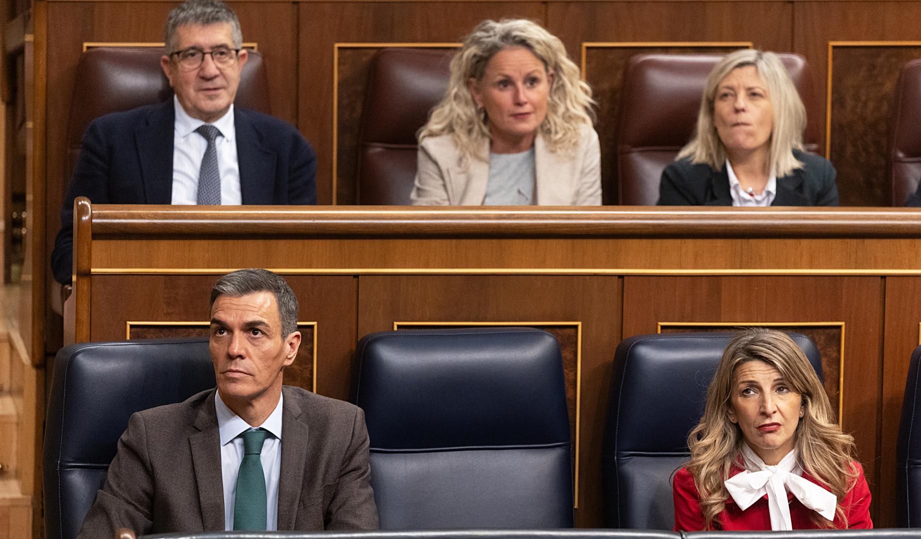 El presidente del Gobierno, Pedro Sánchez y la vicepresidenta segunda y ministra de Trabajo, Yolanda Díaz, durante una sesión plenaria extraordinaria en el Congreso de los Diputados este martes 27 de enero