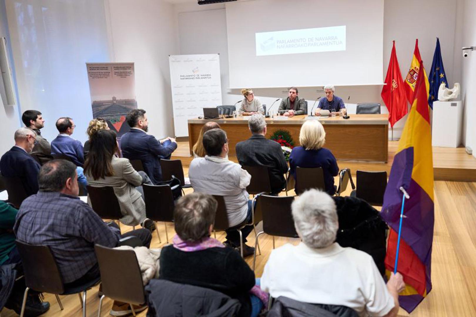 Unai Hualde, en el centro, en la apertura del acto conmemorativo del Día Europeo de la Memoria del Holocausto