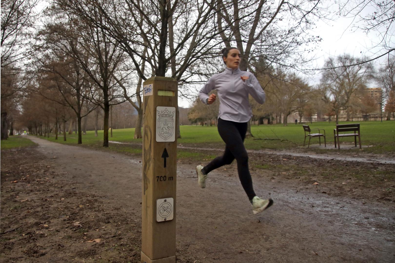 Una corredora, este pasado 27 de enero por la tarde, en el circuito urbano de running Patxi Morentin en la Vuelta del Castillo de Pamplona