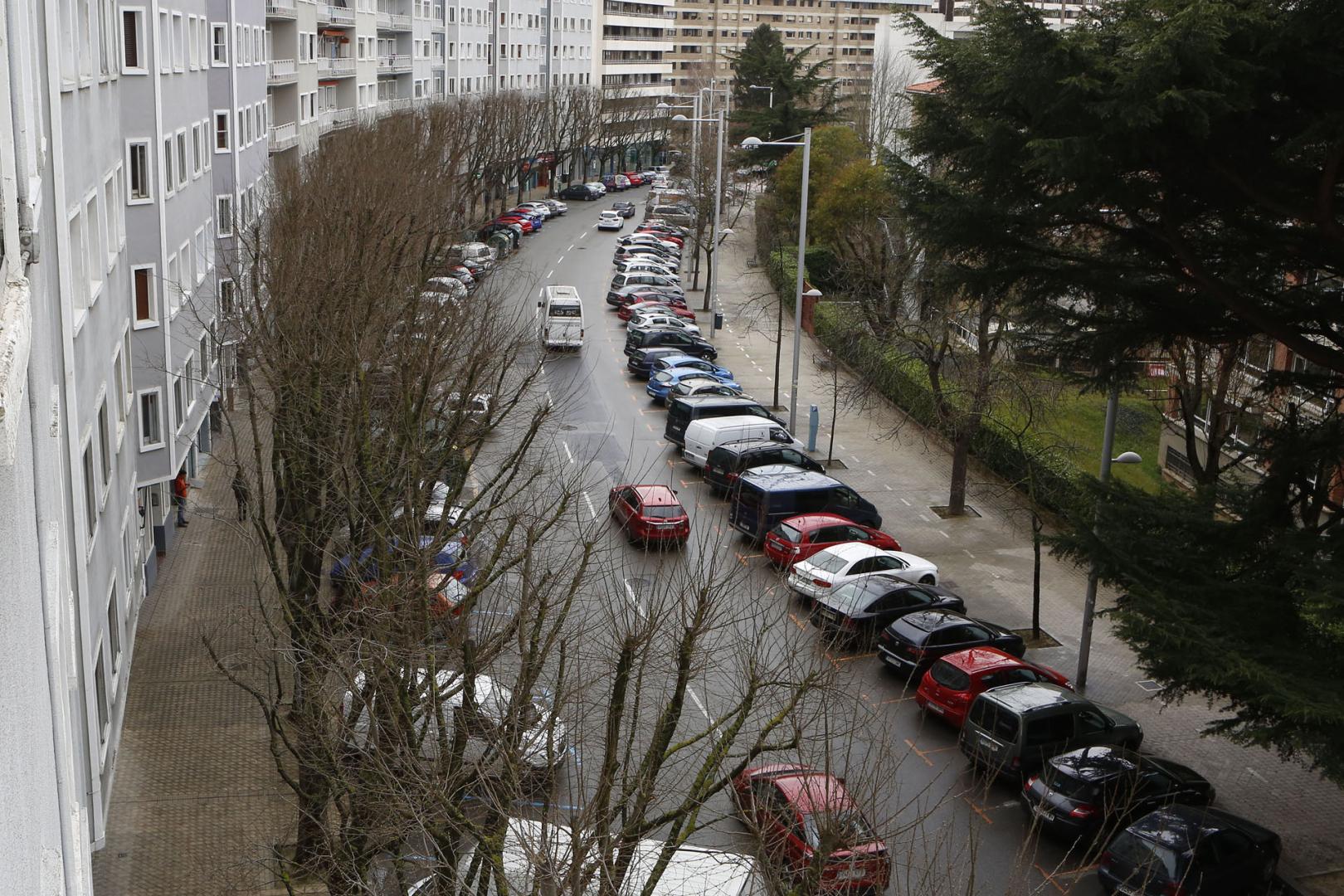 Encontrar un sitio para dejar el coche en calles como Sancho el Fuerte puede resultar complicado
