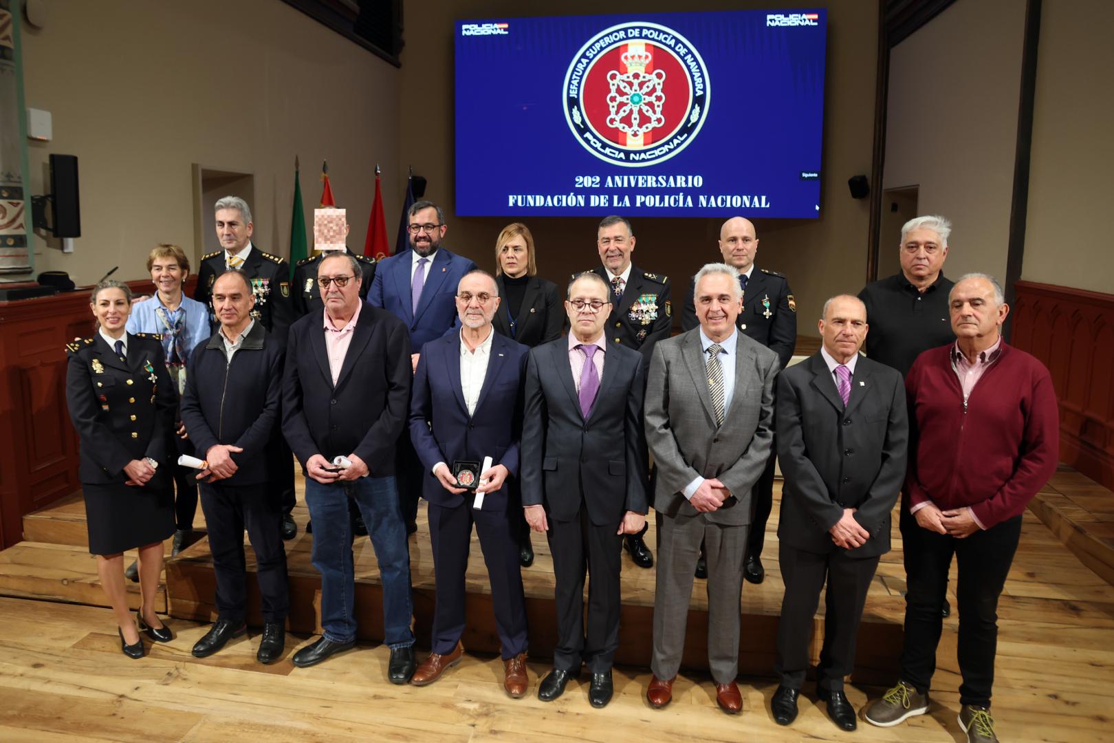Imagen de los homenajeados y condecorados este martes en Pamplona