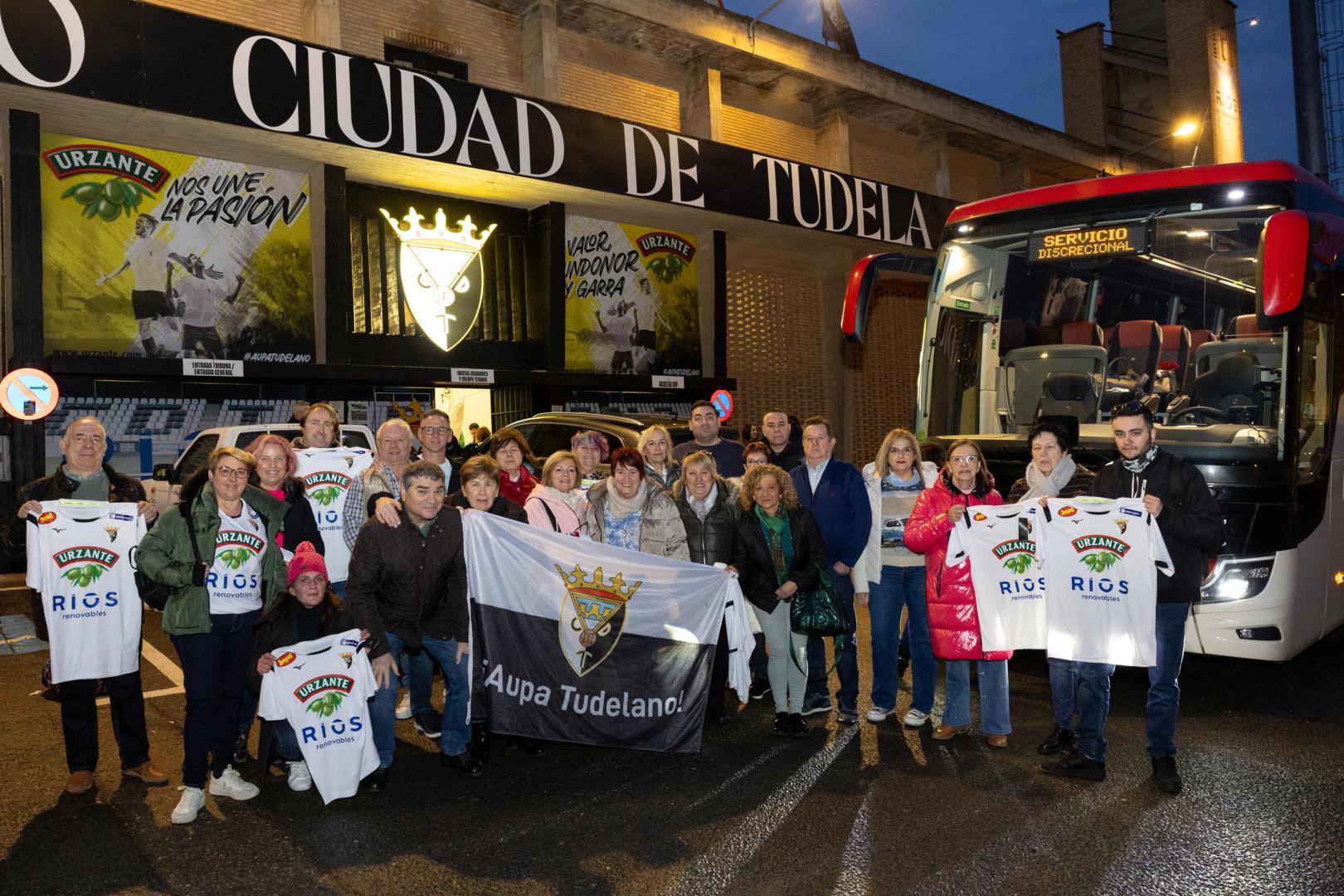 Integrantes de la expedición ribera que viajó este martes a Madrid para participar en ‘El Precio Justo’, con algunas de las camisetas del CD Tudelano