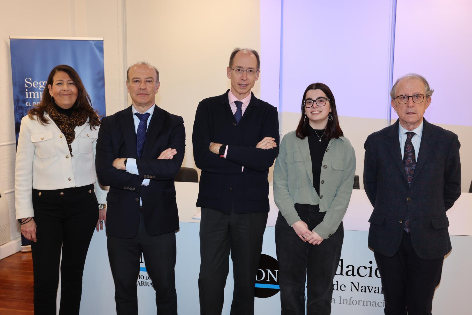 En la presentación del ciclo de conferencias intervinieron Paloma Arraiza, patrona de Fundación Diario de Navarra y consejera de Grupo La Información; José Manuel Olivar, presidente del Consejo Navarro de Movimiento Europeo; Javier Andreu, presidente de la Sociedad de Estudios Históricos de Navarra; Vania Samperio, presidenta de Equipo Europa Navarra; y Aladino Colín, presidente de Co.Ciudadana