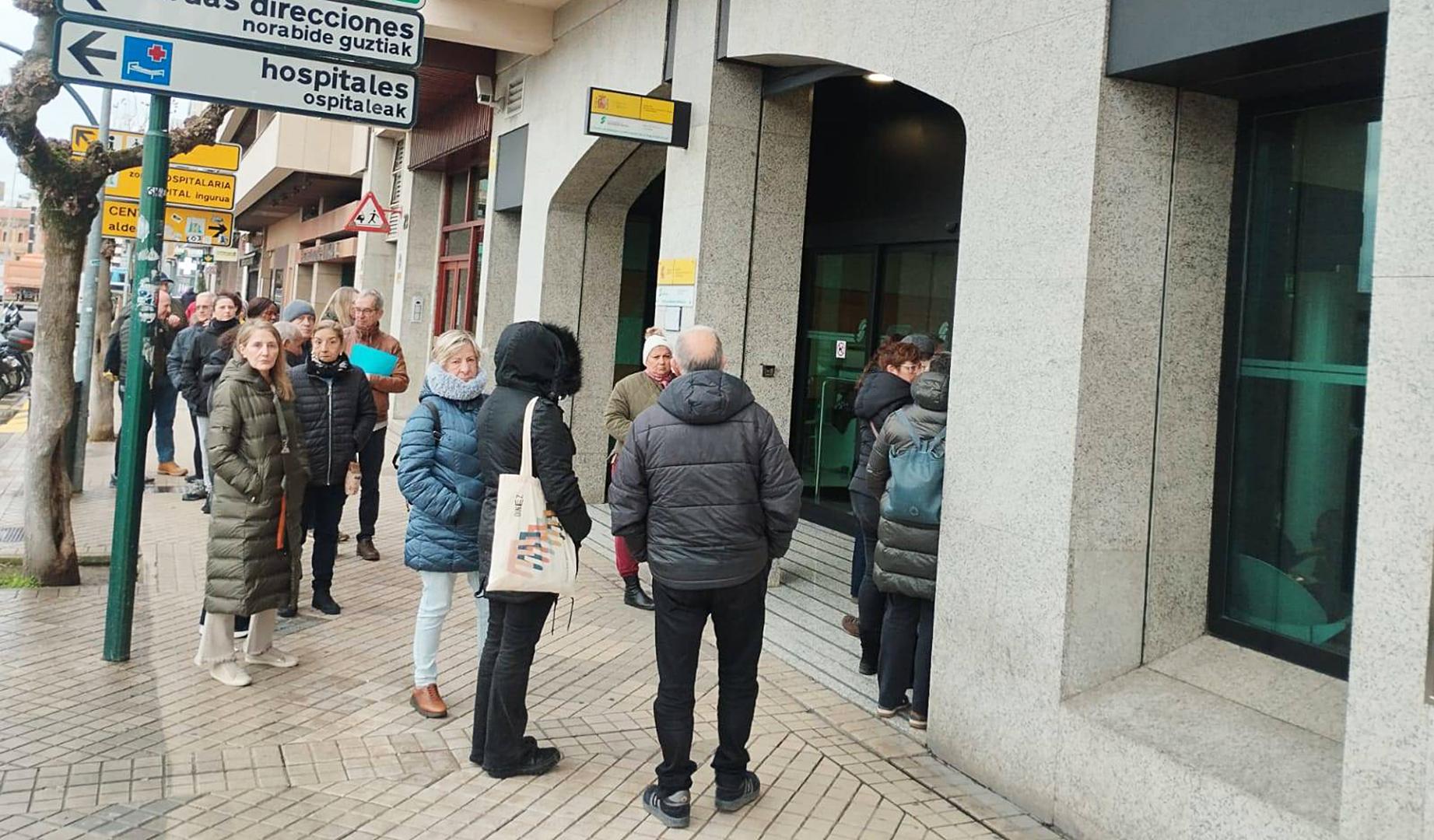 Personas guardan fila ante las puertas de la oficina de la Seguridad Social en la calle Yanguas y Miranda de Pamplona