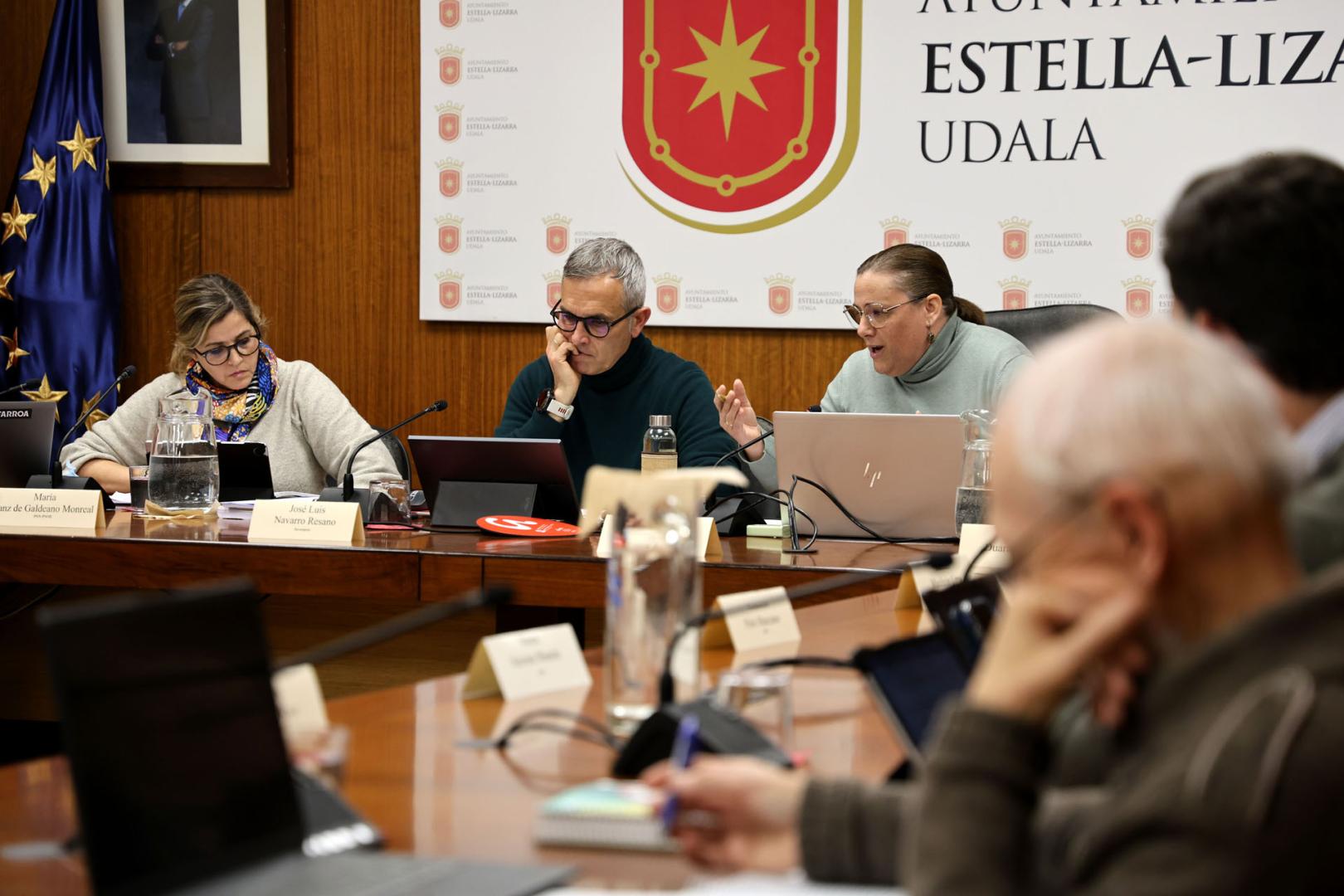 La portavoz del PSN, María Sanz de Galdeano, el secretario municipal, José Luis Navarro, y la alcaldesa, Marta Ruiz de Alda, en un pleno reciente