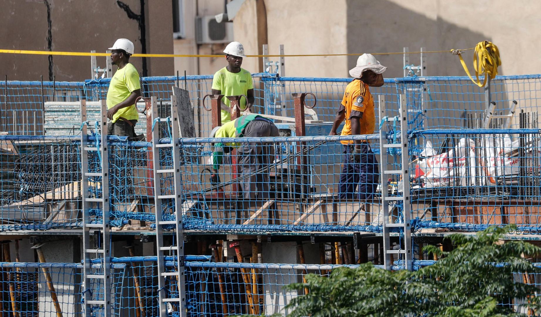 Varios trabajadores de la construcción, en una obra en el centro de Valencia