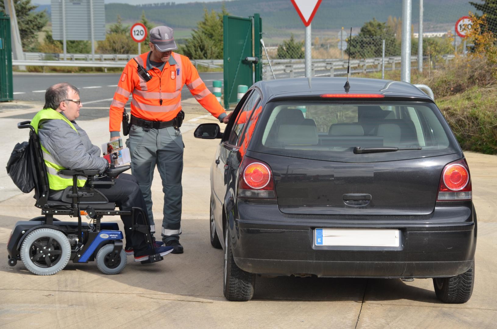 Campaña de concienciación de Policía Foral con ADACEN