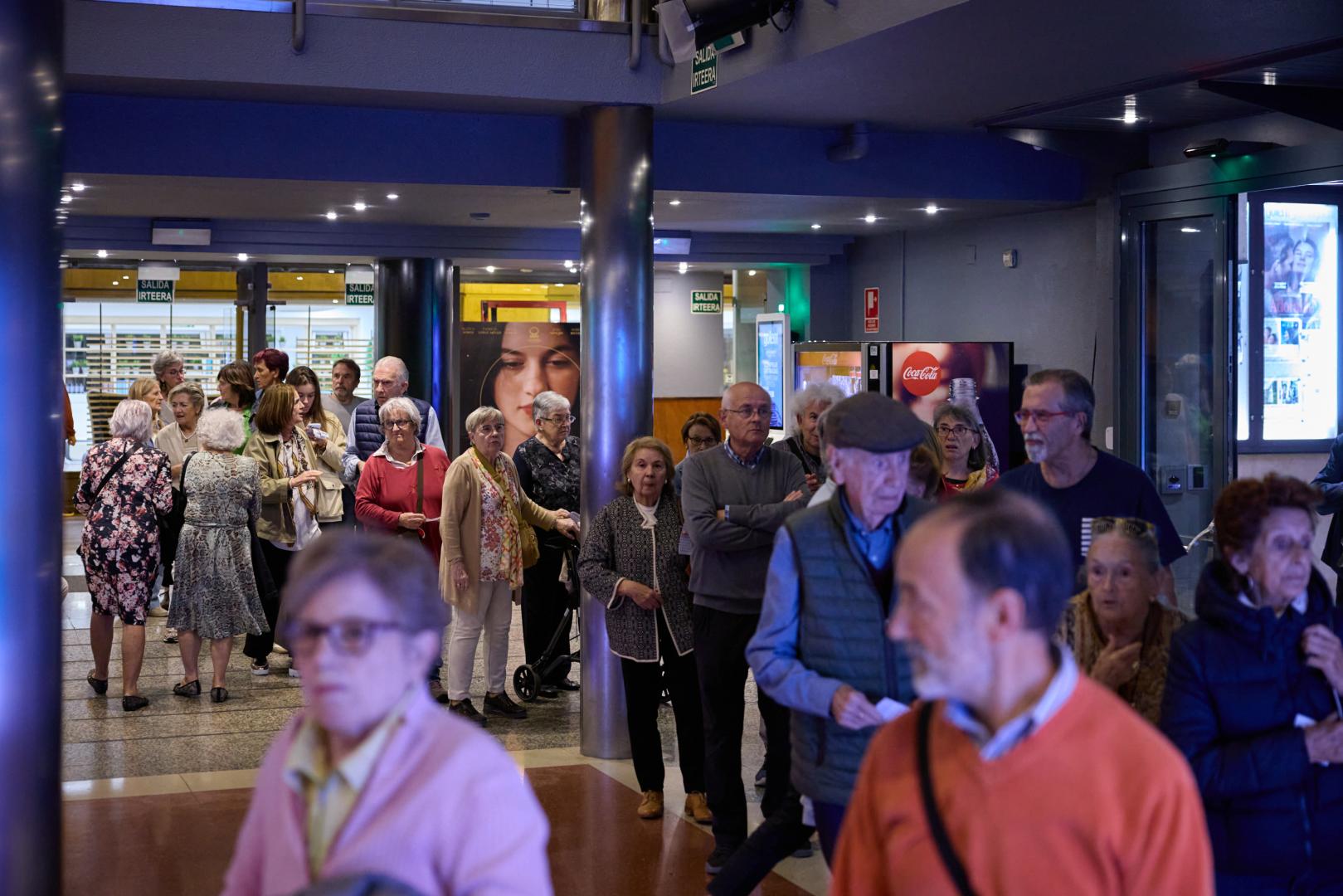Colas de gente entrando al cine Golem Baiona un martes, con claro predominio de mayores de 65 años.