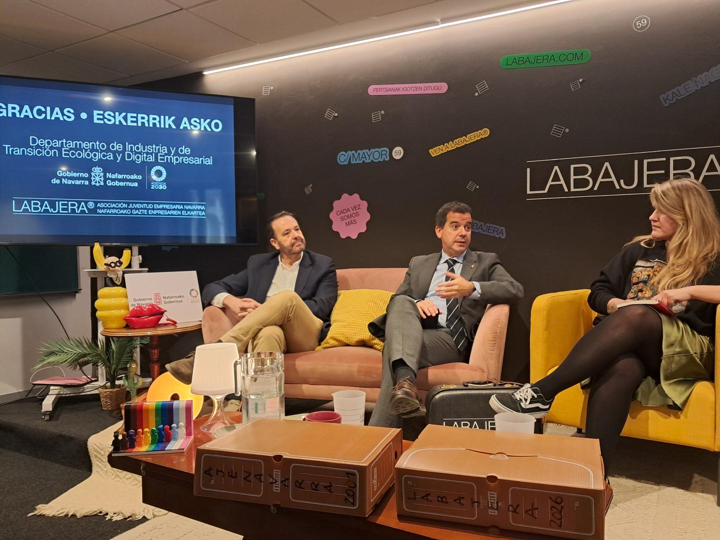 El consejero de Industria y de Transición Ecológica y Digital Empresarial del Gobierno de Navarra, Mikel Irujo Amezaga, y el director general de Fomento Empresarial e Infraestructuras, Iñigo Arruti junto con Adriana Eransus, gerente de AJE, durante el acto