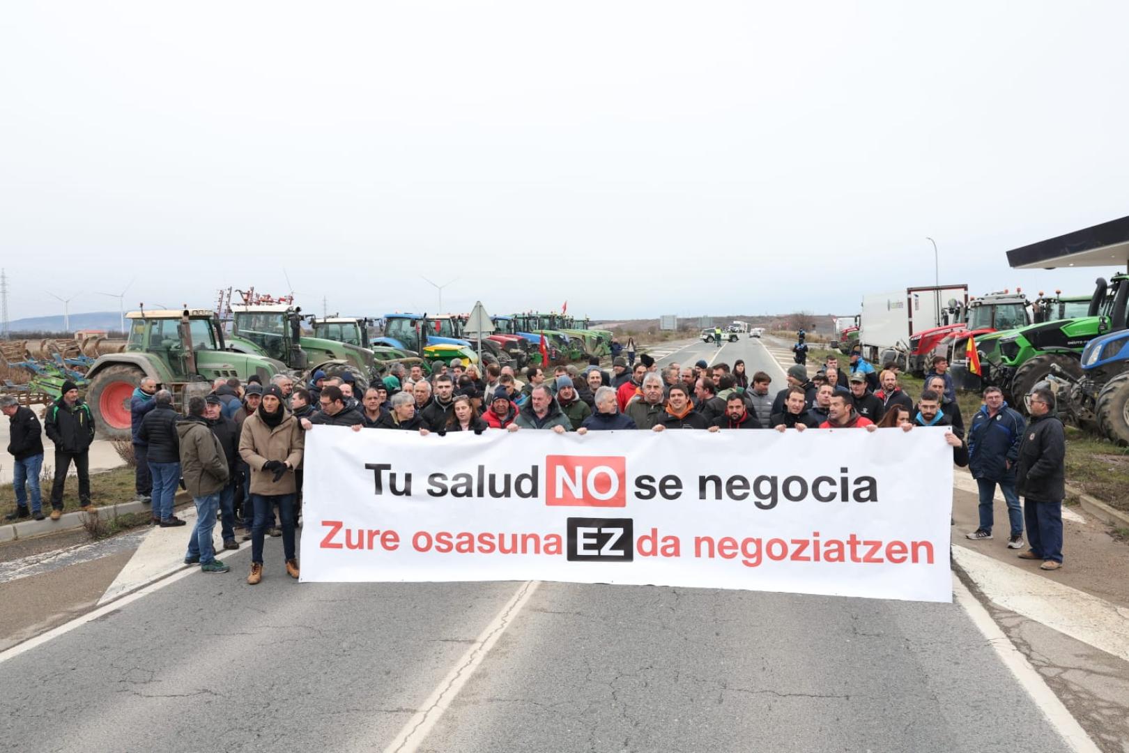 Fotos de los cortes de carreteras en Castejón y Ribaforada por loa agricultores